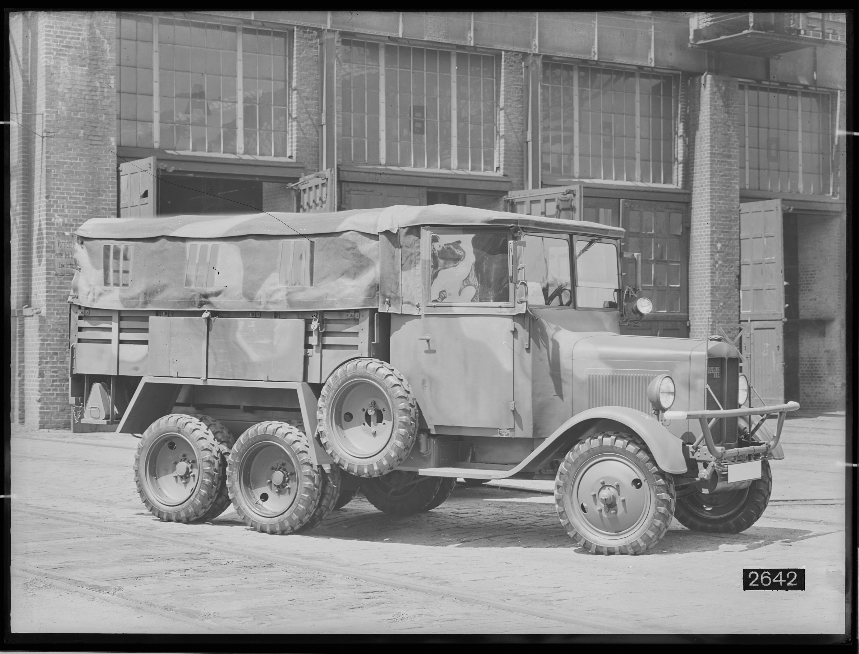 Fotografie: Behörden-Lastkraftwagen mit Einheits-Aufbauten, Verdeck und Büssing-Motor (Schrägansicht), 1934. Heereswaffenamt (HWA) Berlin (Verkehrsmuseum Dresden CC BY-NC-SA)