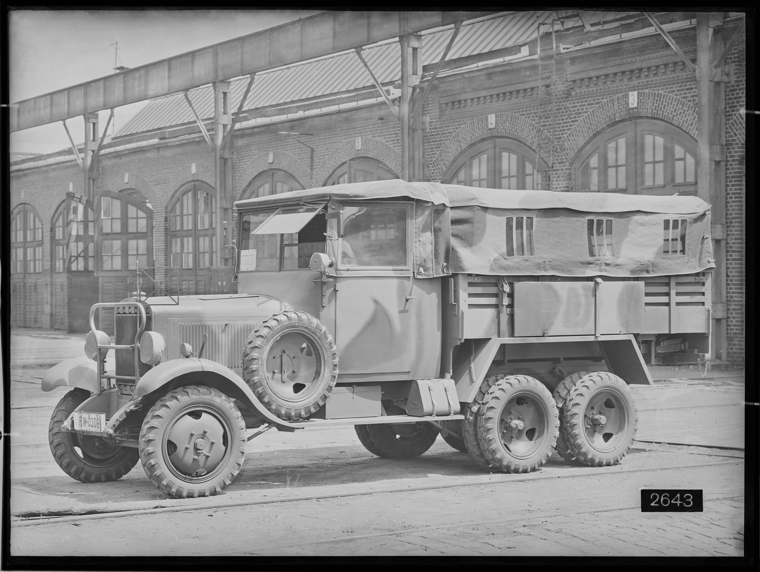 Fotografie: Behörden-Lastkraftwagen mit Einheits-Aufbauten, Daimler-Benz-Motor und Verdeck (Schrägansicht), 1934. Heereswaffenamt (HWA) Berlin (Verkehrsmuseum Dresden CC BY-NC-SA)