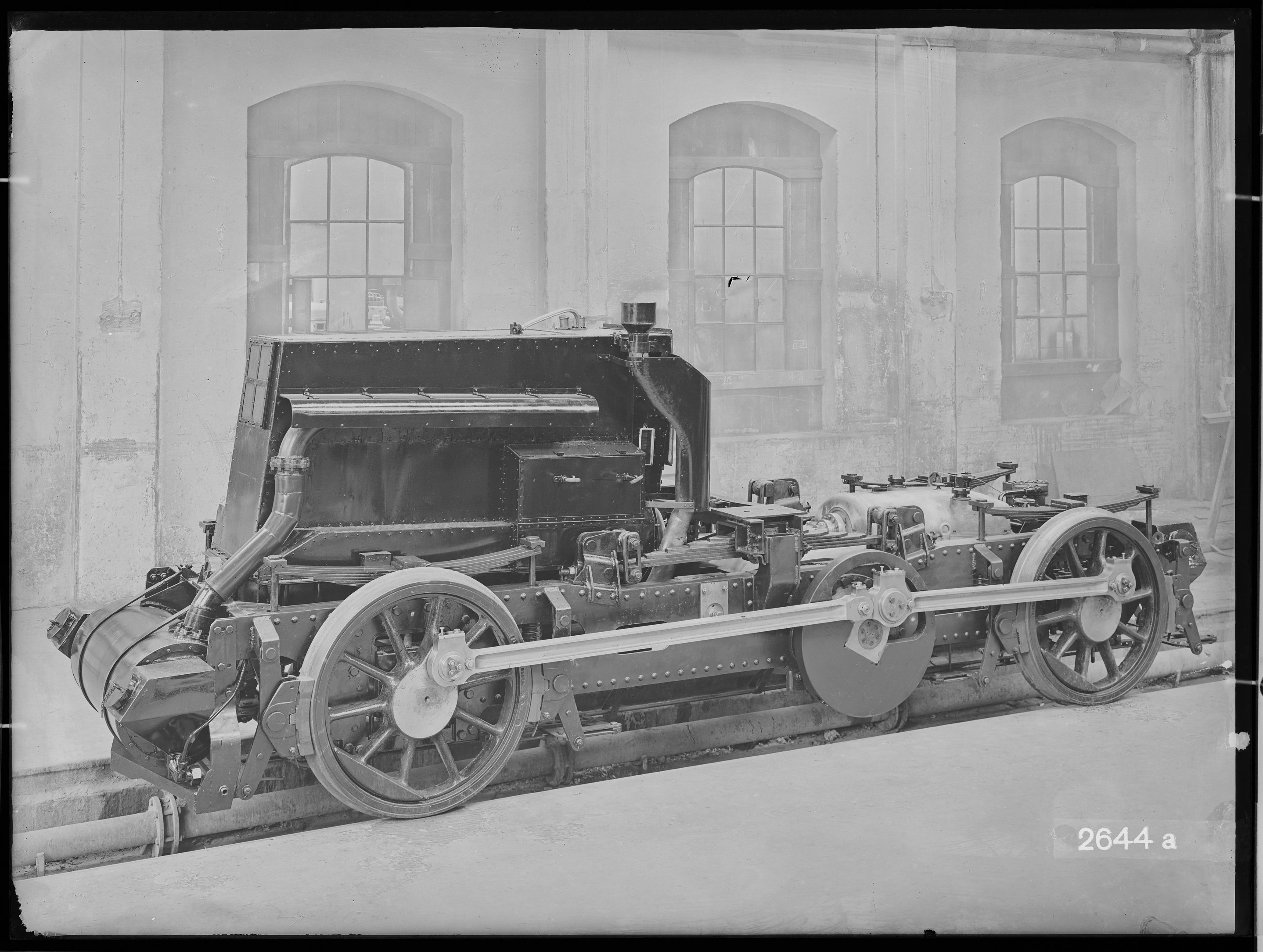 Fotografie: zweiachsiges Maschinen-Drehgestell für Dieseltriebwagen, 210 PS (Schrägansicht), Auspuffseite mit Motorhaube, 1934. Reichsbahn-Zentralamt  (Verkehrsmuseum Dresden CC BY-NC-SA)