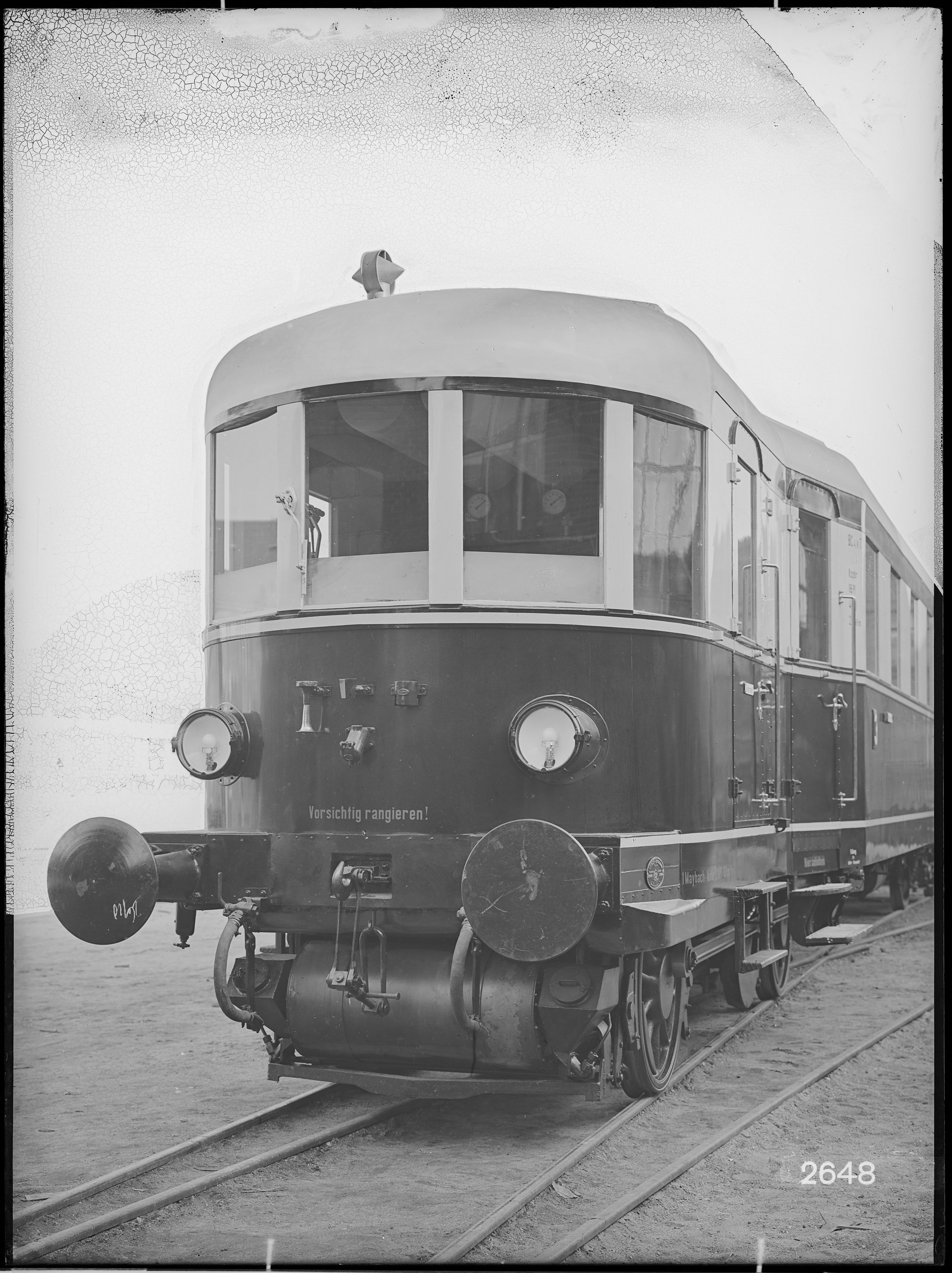 Fotografie: vierachsiger Dieseltriebwagen zweiter/dritter Klasse, 210 PS (Stirnansicht, Spurweite: 1435 mm), Führerstandsende, 1934. Reichsbahn-Zentra (Verkehrsmuseum Dresden CC BY-NC-SA)