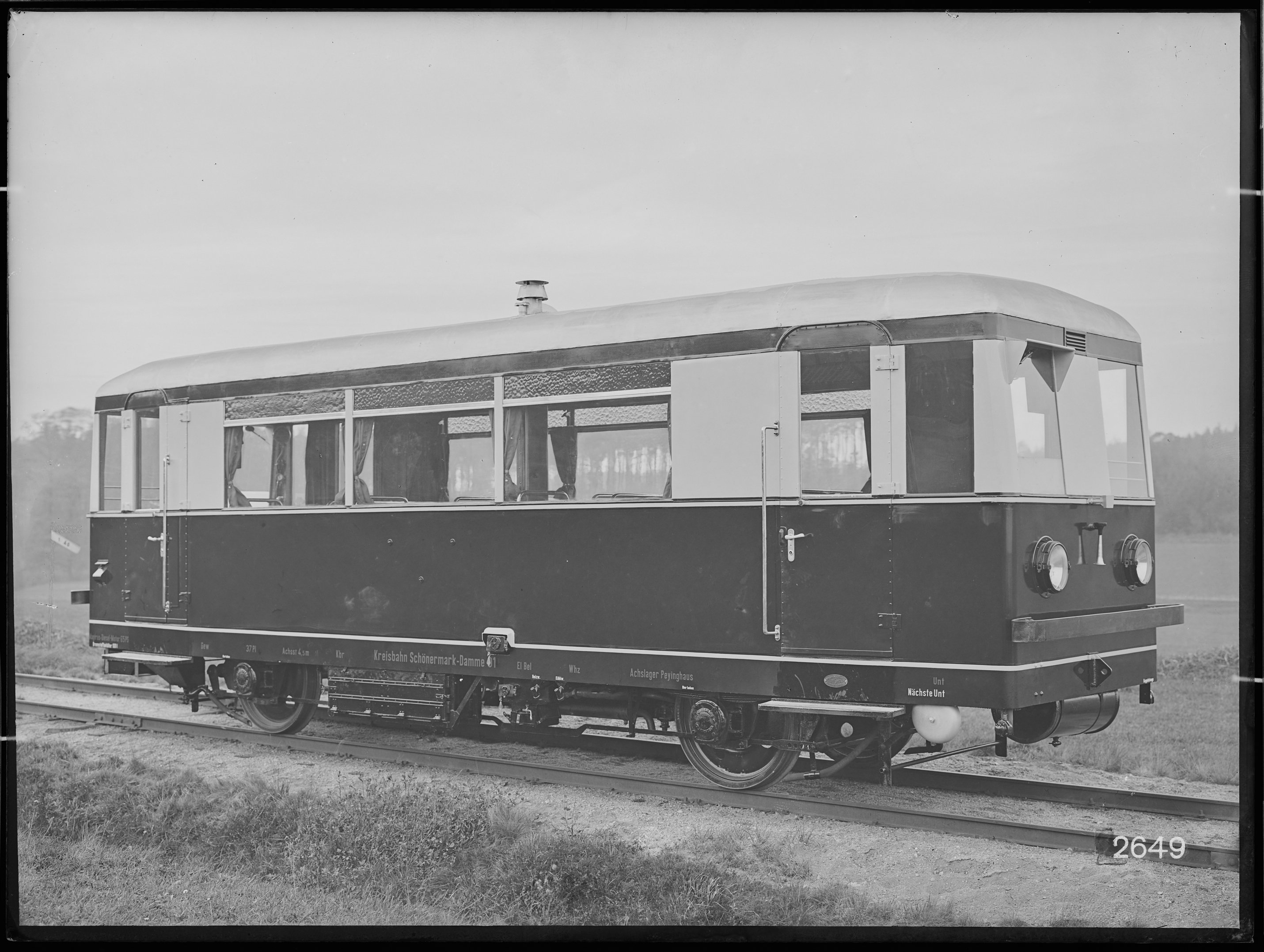 Fotografie: zweiachsiger Triebwagen für Kreisbahn Schönermark–Damme (Schrägansicht, Spurweite: 1435 mm), 1934. Prenzlauer Kreisbahnen (Verkehrsmuseum Dresden CC BY-NC-SA)