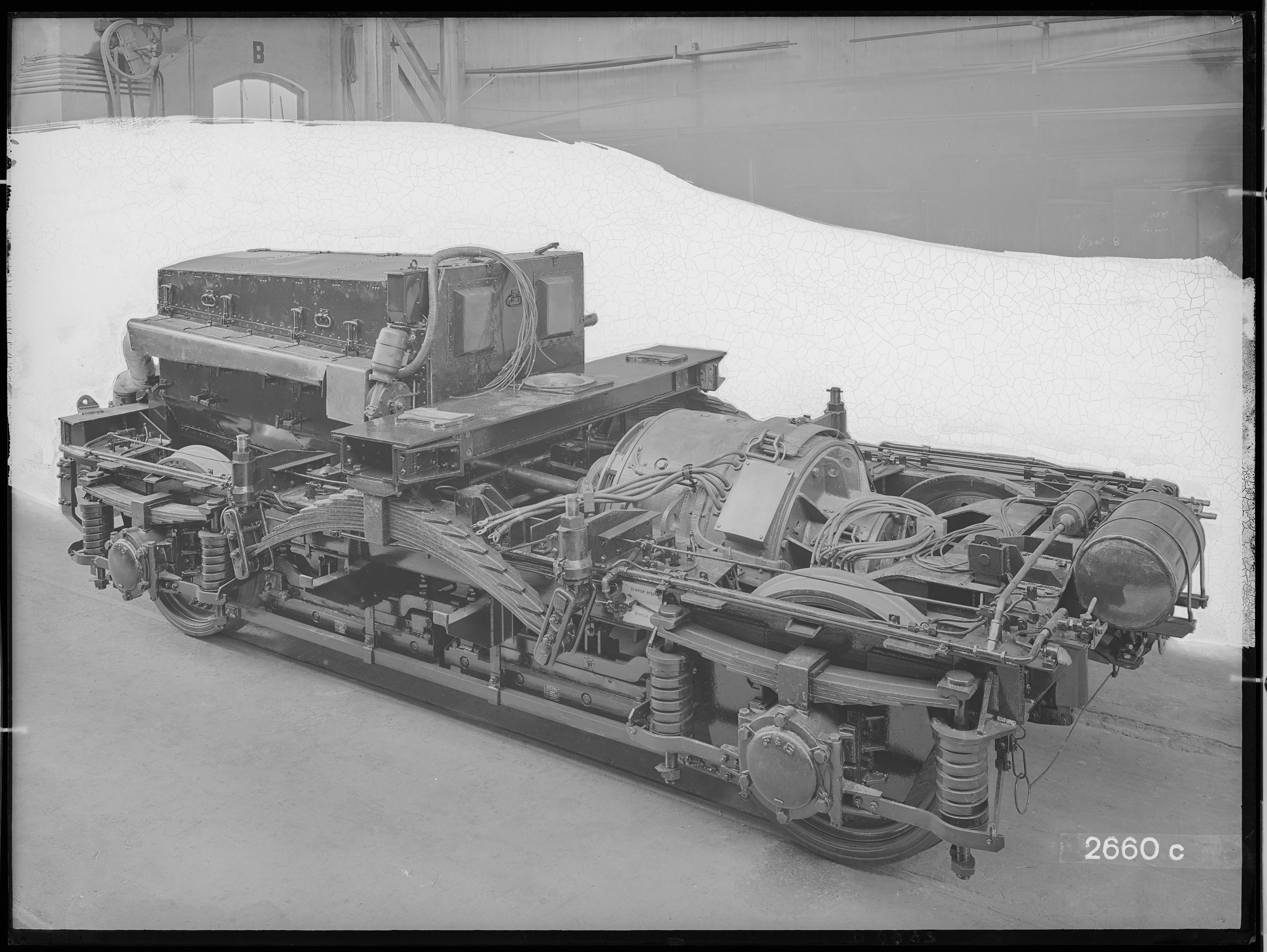 Fotografie: zweiachsiges Maschinen-Enddrehgestell mit Motorhaube (Schrägansicht), Behälterende, 1935. Reichsbahn-Zentralamt für Maschinenbau Berlin (Verkehrsmuseum Dresden CC BY-NC-SA)