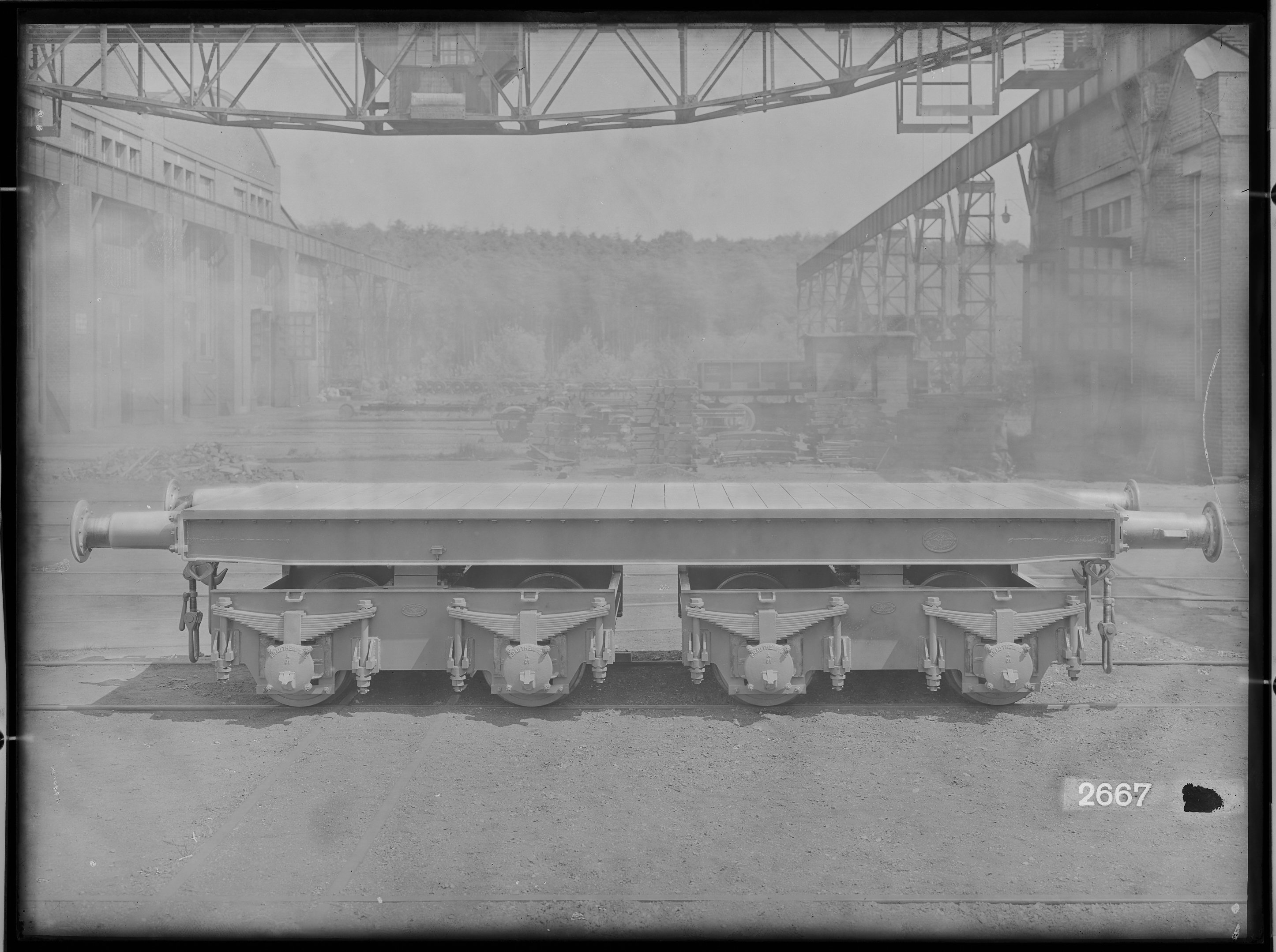 Fotografie: vierachsiger Plattformwagen (Längsansicht, Spurweite: 1435 mm), 1935. Marine-Amt Wilhelmshaven (Verkehrsmuseum Dresden CC BY-NC-SA)