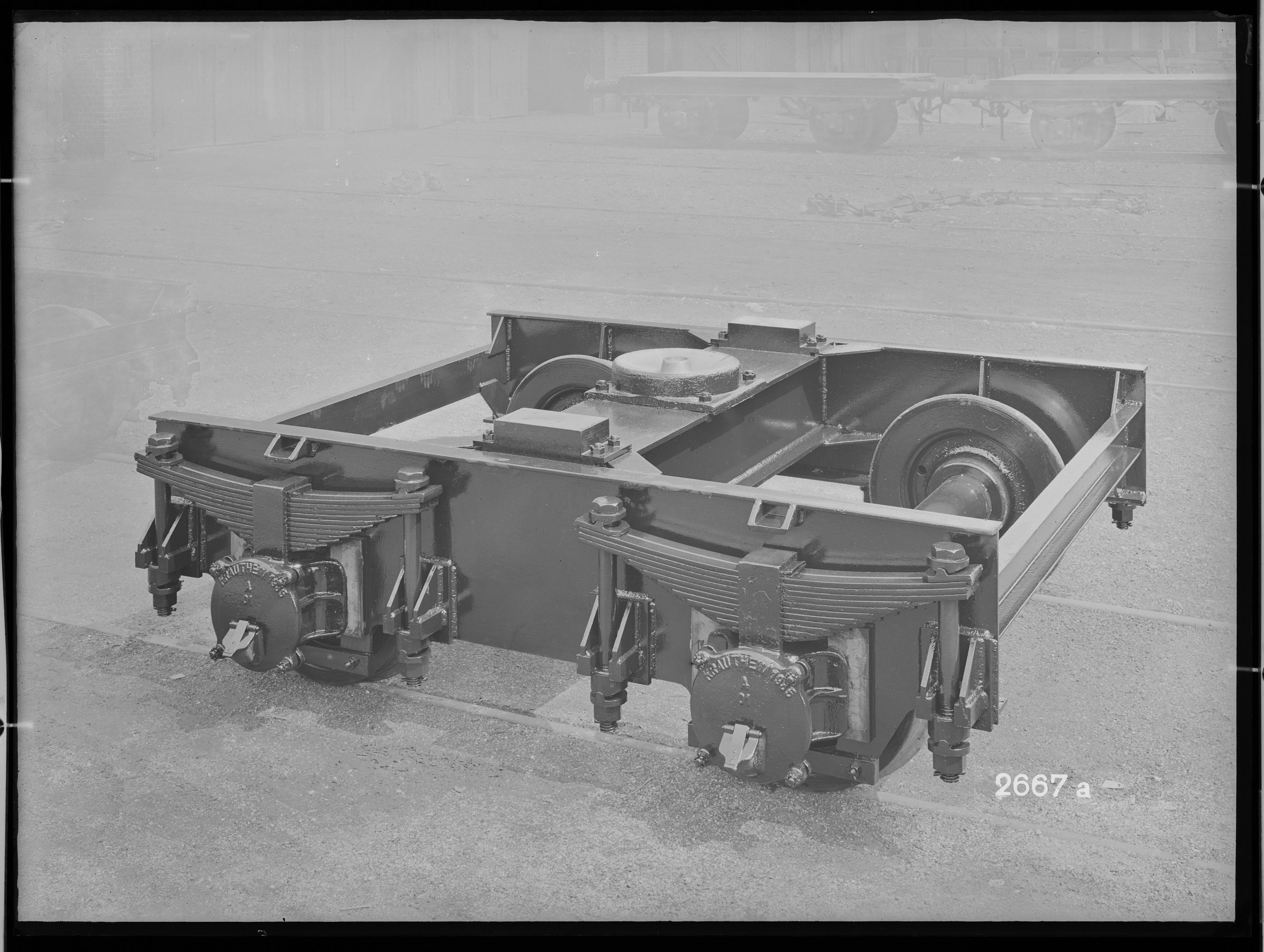 Fotografie: vierachsiger Plattformwagen (Schrägansicht, Spurweite: 1435 mm), Drehgestell, 1935. Marine-Amt Wilhelmshaven ? (Verkehrsmuseum Dresden CC BY-NC-SA)