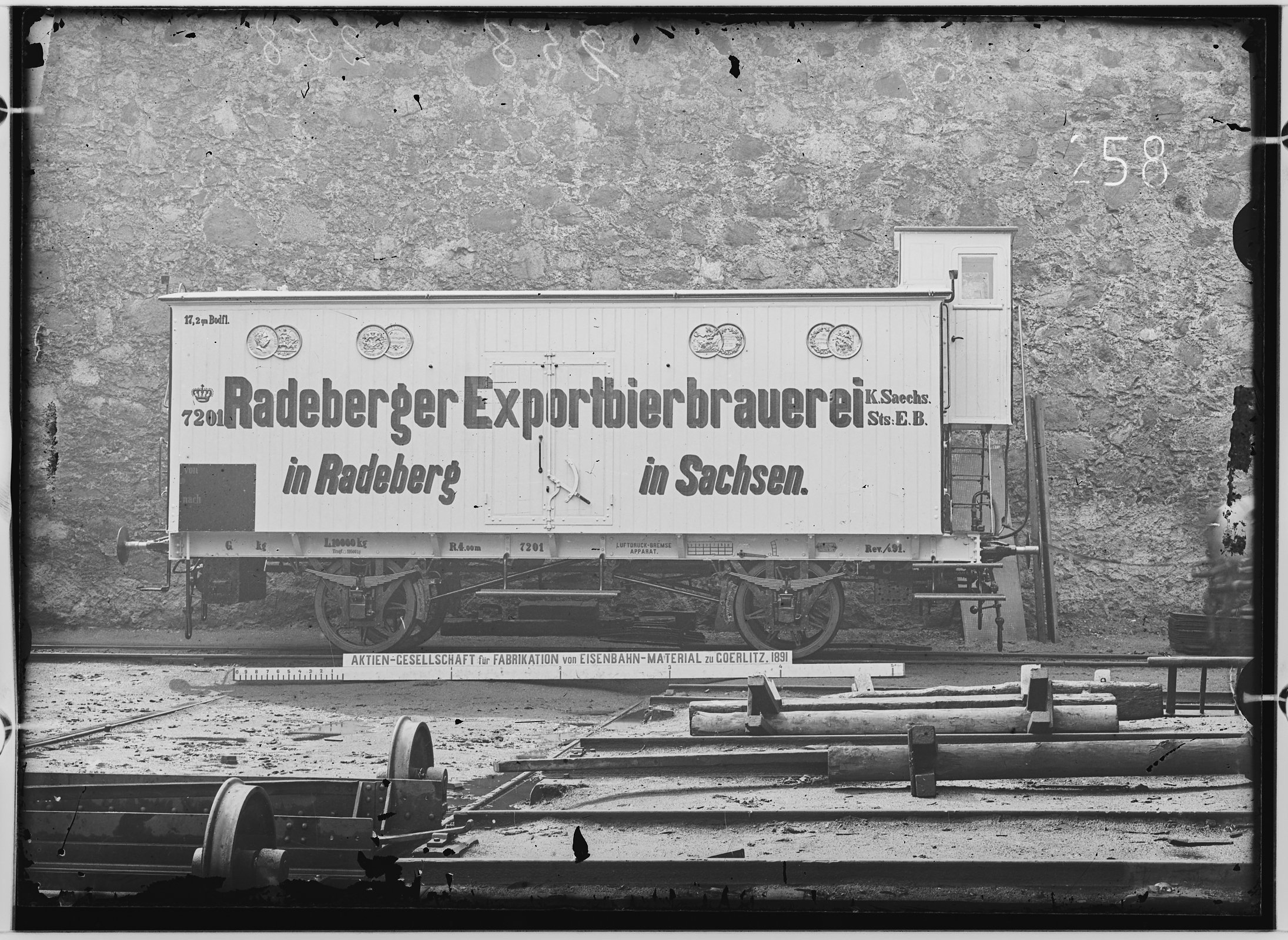 Fotografie: zweiachsiger Biertransportwagen (Längsansicht), 1891. Radeberger Exportbierbrauerei (Verkehrsmuseum Dresden CC BY-NC-SA)