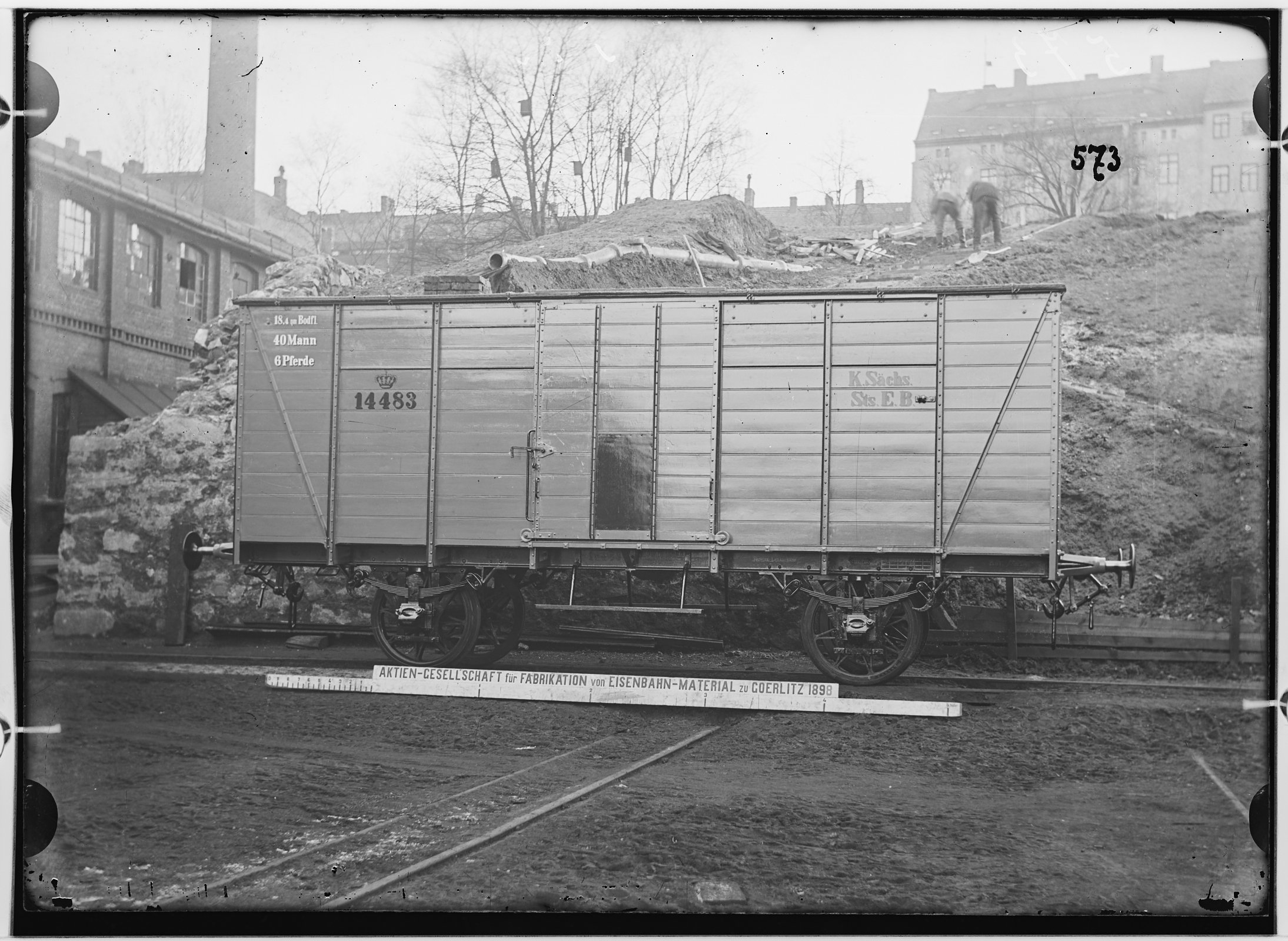 Fotografie: zweiachsiger gedeckter Güterwagen, 1898. Königlich Sächsische Staatseisenbahnen (Verkehrsmuseum Dresden CC BY-NC-SA)