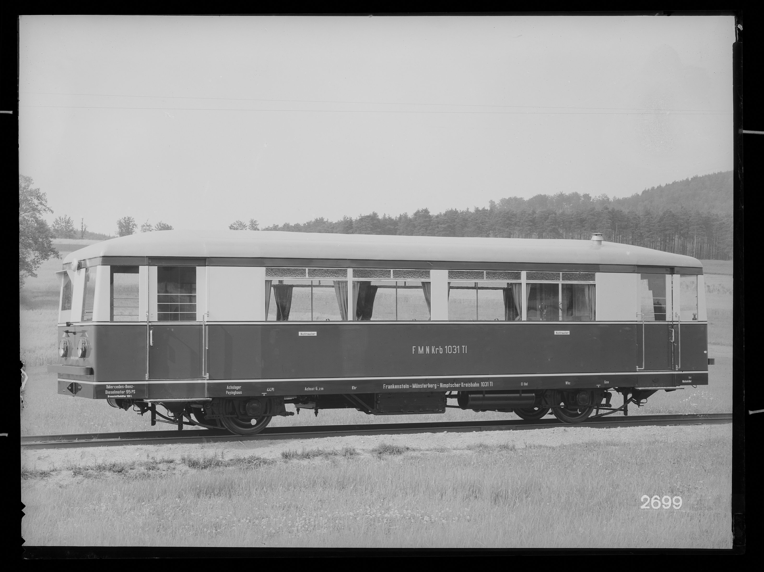 Fotografie: zweiachsiger dieselmechanischer Triebwagen der Frankenstein-Münsterberg-Nimptscher Kreisbahn-AG (Längsansicht, Spurweite: 1435 mm), 1936.  (Verkehrsmuseum Dresden CC BY-NC-SA)