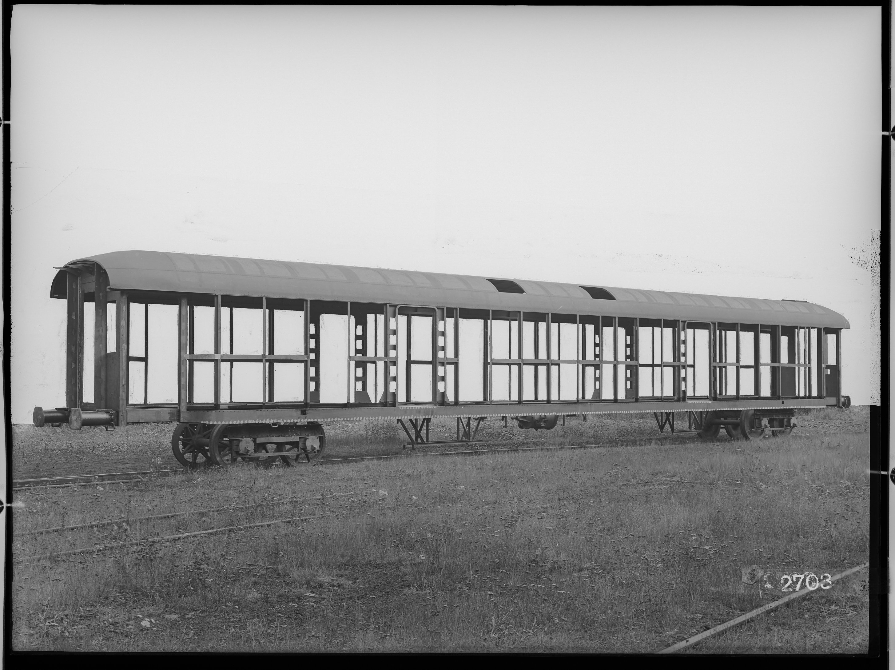 Fotografie: vierachsiger Bahnpostwagen, Gattung Post4ü (Schrägansicht, Spurweite: 1435 mm), Kastengerippe, 1936. Deutsche Reichspost (Verkehrsmuseum Dresden CC BY-NC-SA)
