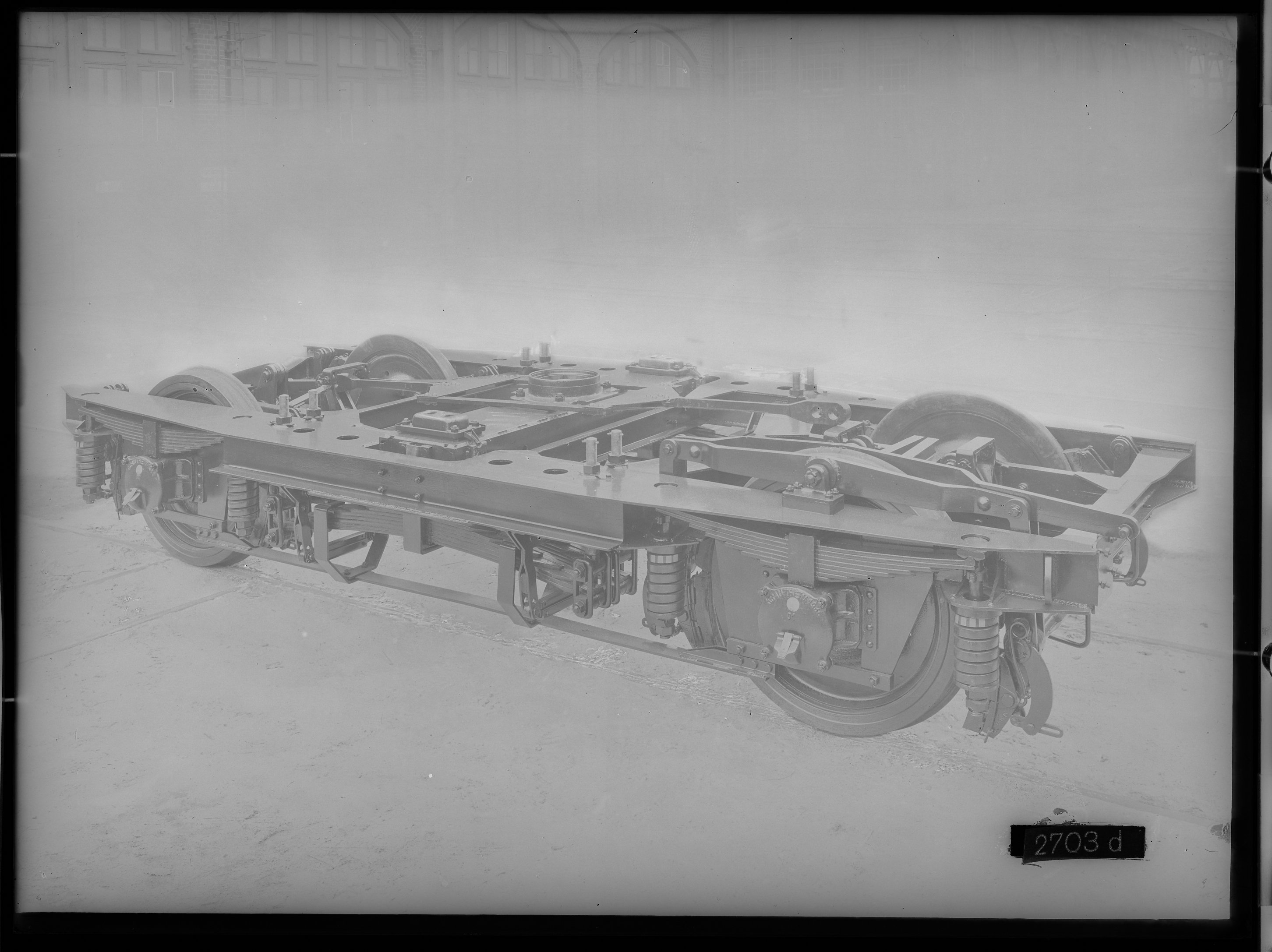 Fotografie: vierachsiger Bahnpostwagen, Gattung Post4ü (Schrägansicht, Spurweite: 1435 mm), Drehgestell mit Druckreglerhebel an Vorderseite, 1936. Deu (Verkehrsmuseum Dresden CC BY-NC-SA)