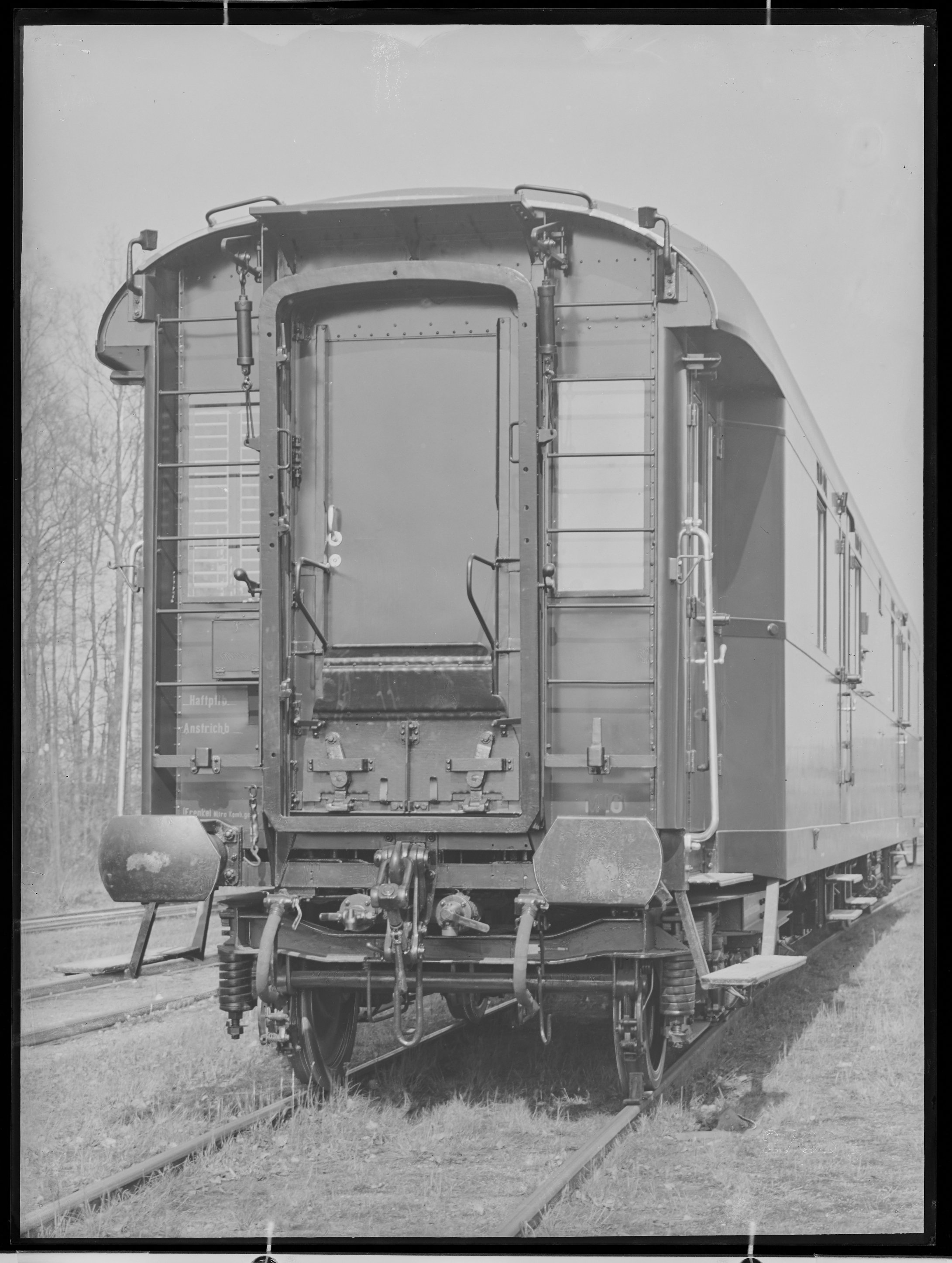 Fotografie: vierachsiger Bahnpostwagen, Gattung Post4ü (Stirnansicht, Spurweite: 1435 mm), 1937. Deutsche Reichspost (Verkehrsmuseum Dresden CC BY-NC-SA)