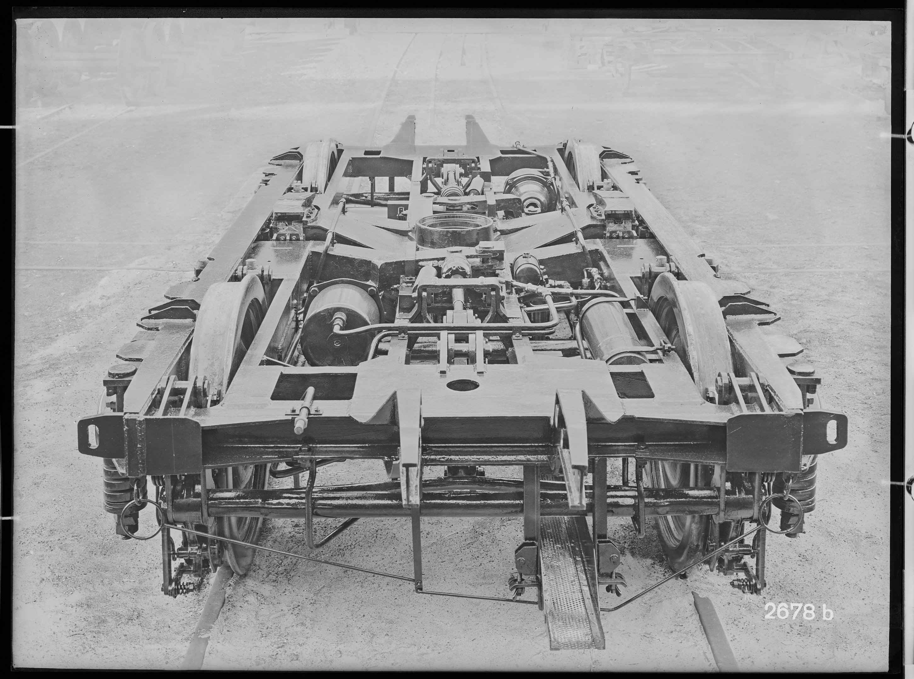 Fotografie: zweiachsiges Mitteldrehgestell für zweiteiligen Doppelstock-Steuerwagen (Draufsicht, Spurweite: 1435 mm), 1935. Lübeck-Büchener Eisenbahn- (Verkehrsmuseum Dresden CC BY-NC-SA)