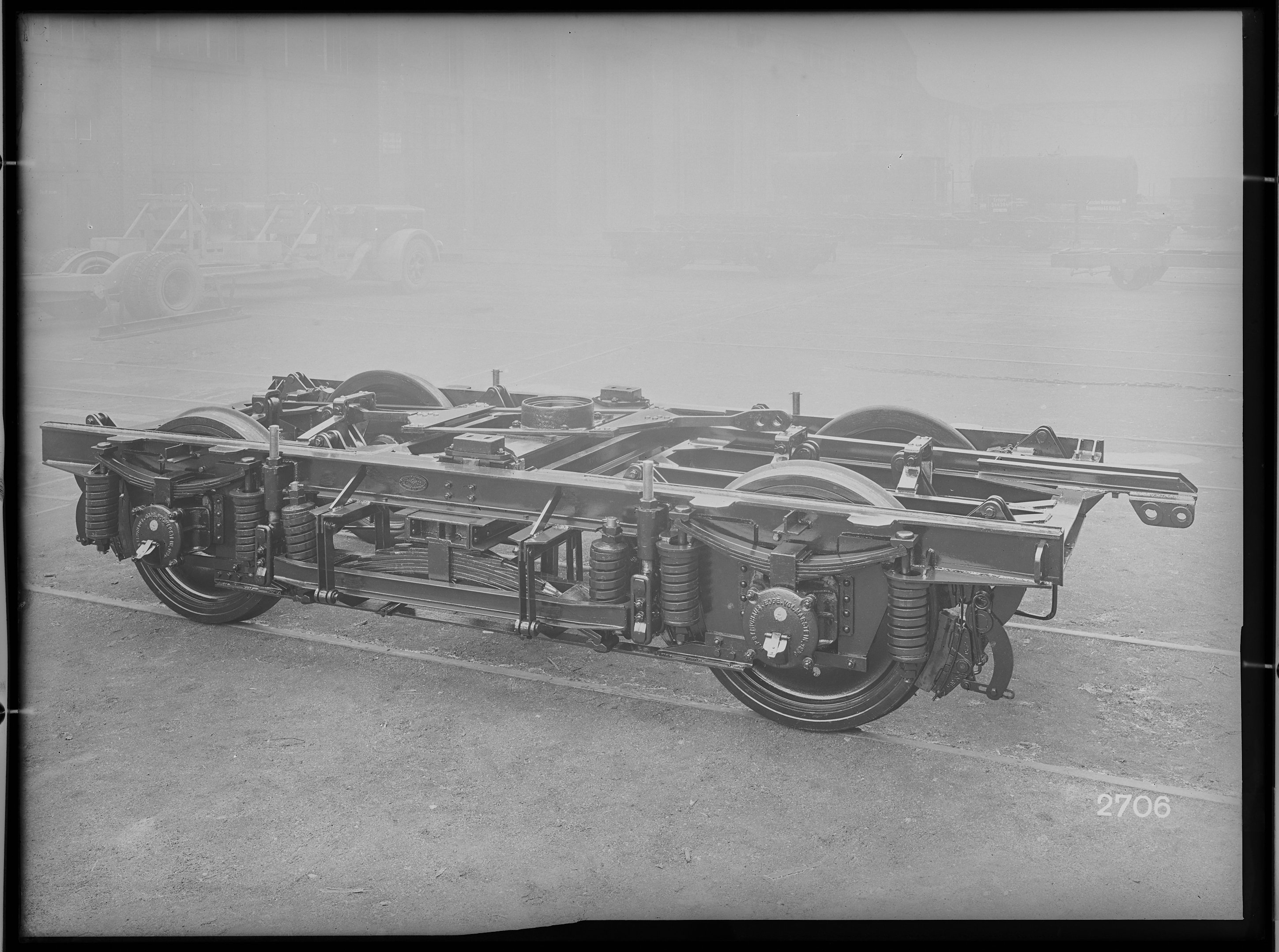 Fotografie: zweiachsiges geschweißtes Drehgestell Görlitzer Bauart III mit vierter Federung für G4ü-Wagen, Bauart 1936 II mit Lichtmaschinenaufhängung (Verkehrsmuseum Dresden CC BY-NC-SA)