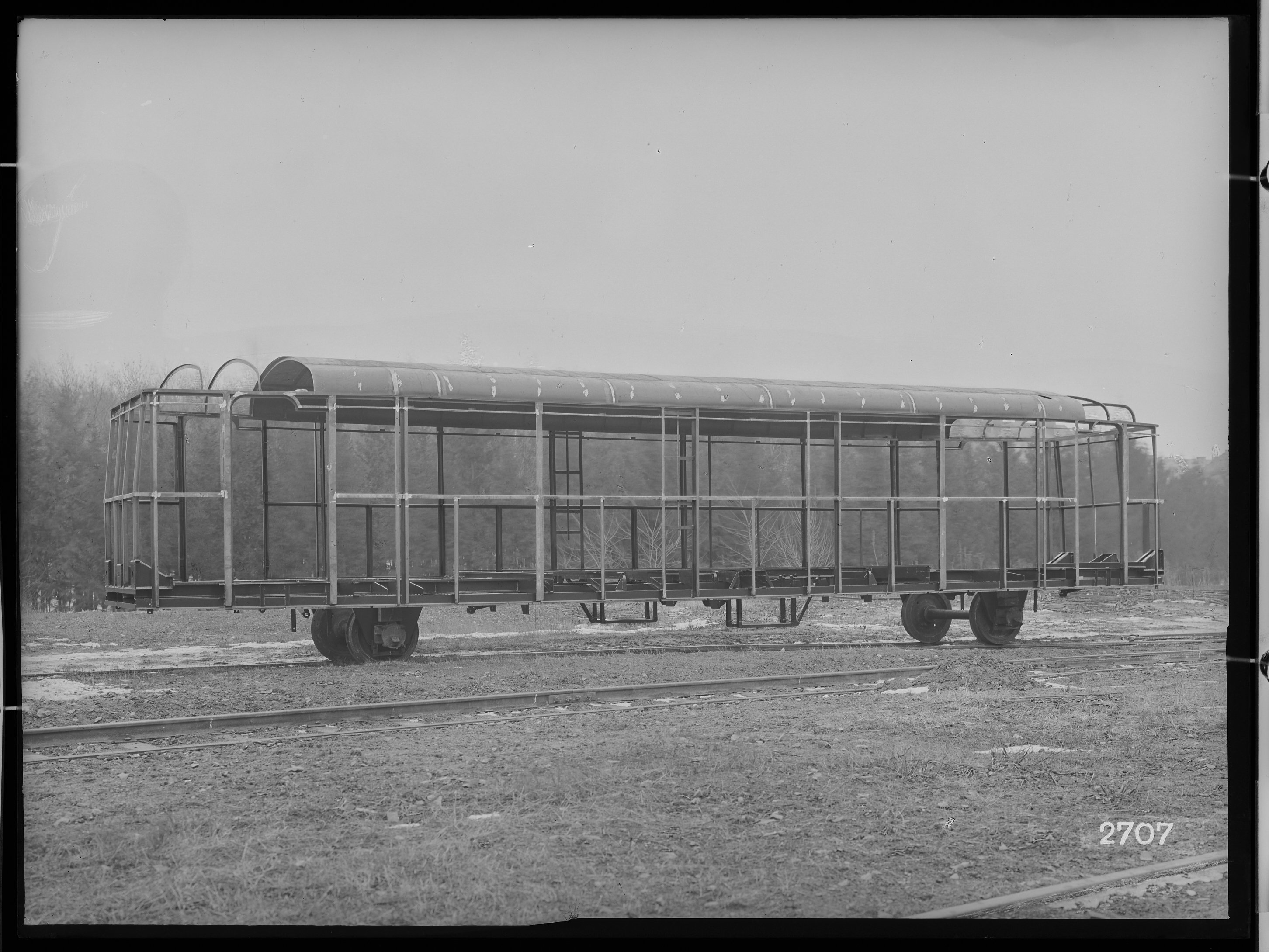 Fotografie: zweiachsiger zweimotoriger Dieseltriebwagen für Kleinbahn Bielstein-Waldbröl (Längsansicht, Spurweite: 1435 mm), Kastengerippe, 1937. Akti (Verkehrsmuseum Dresden CC BY-NC-SA)