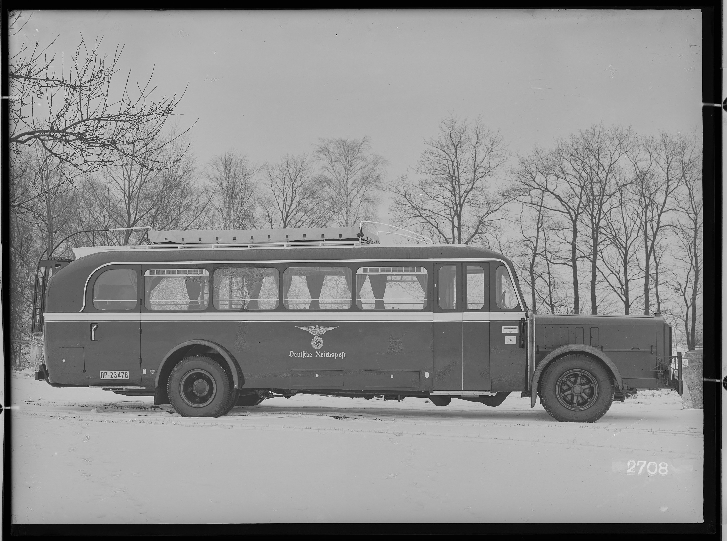 Fotografie: zweiachsiger Omnibus mit Aufbauten (Längsansicht), 1937. Deutsche Reichspost (Verkehrsmuseum Dresden CC BY-NC-SA)
