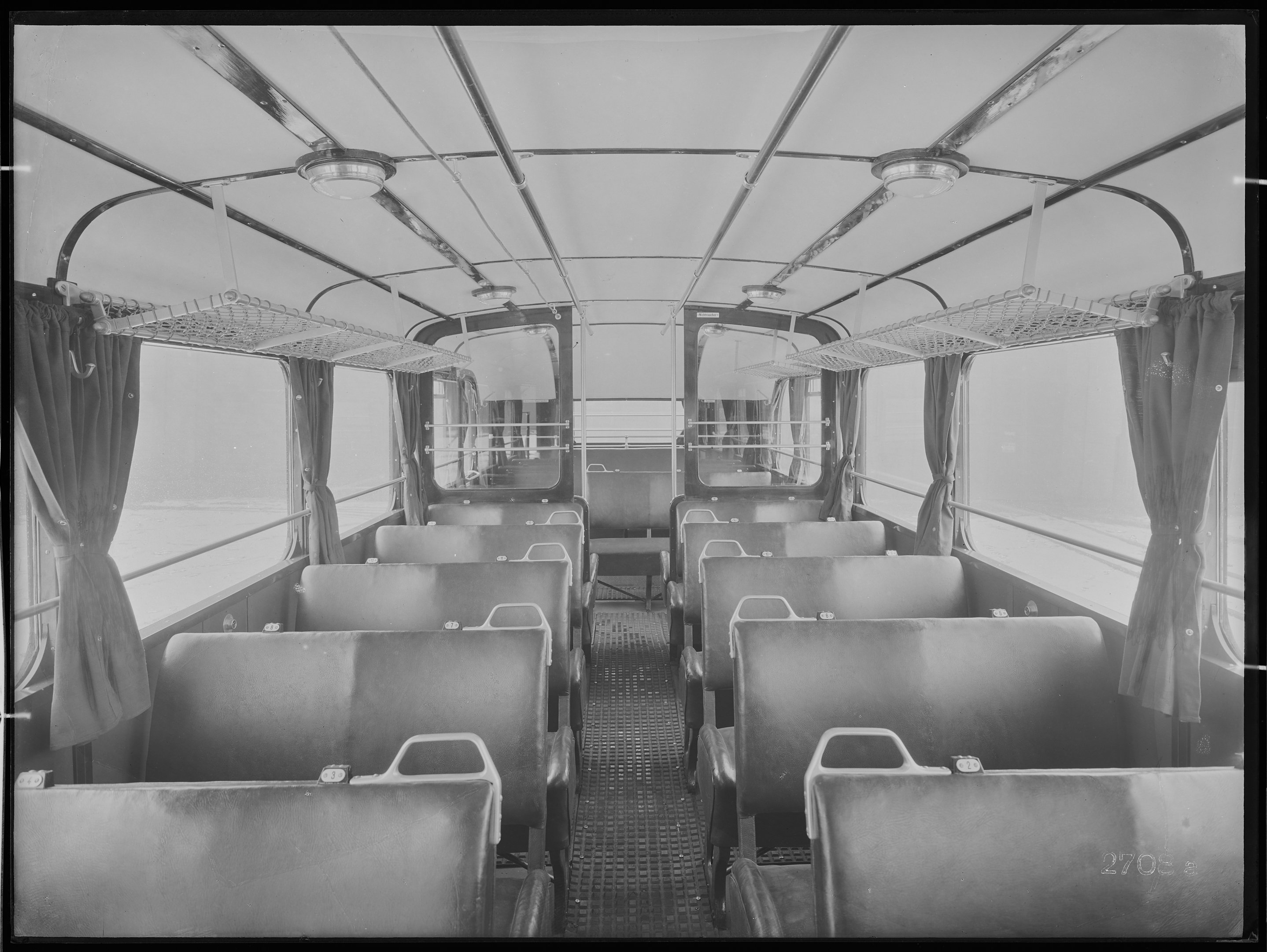 Fotografie: zweiachsiger Omnibus mit Aufbauten (Innenansicht), Fahrgastraum mit Nichtraucher- und Raucherabteil, 1937. Deutsche Reichspost (Verkehrsmuseum Dresden CC BY-NC-SA)