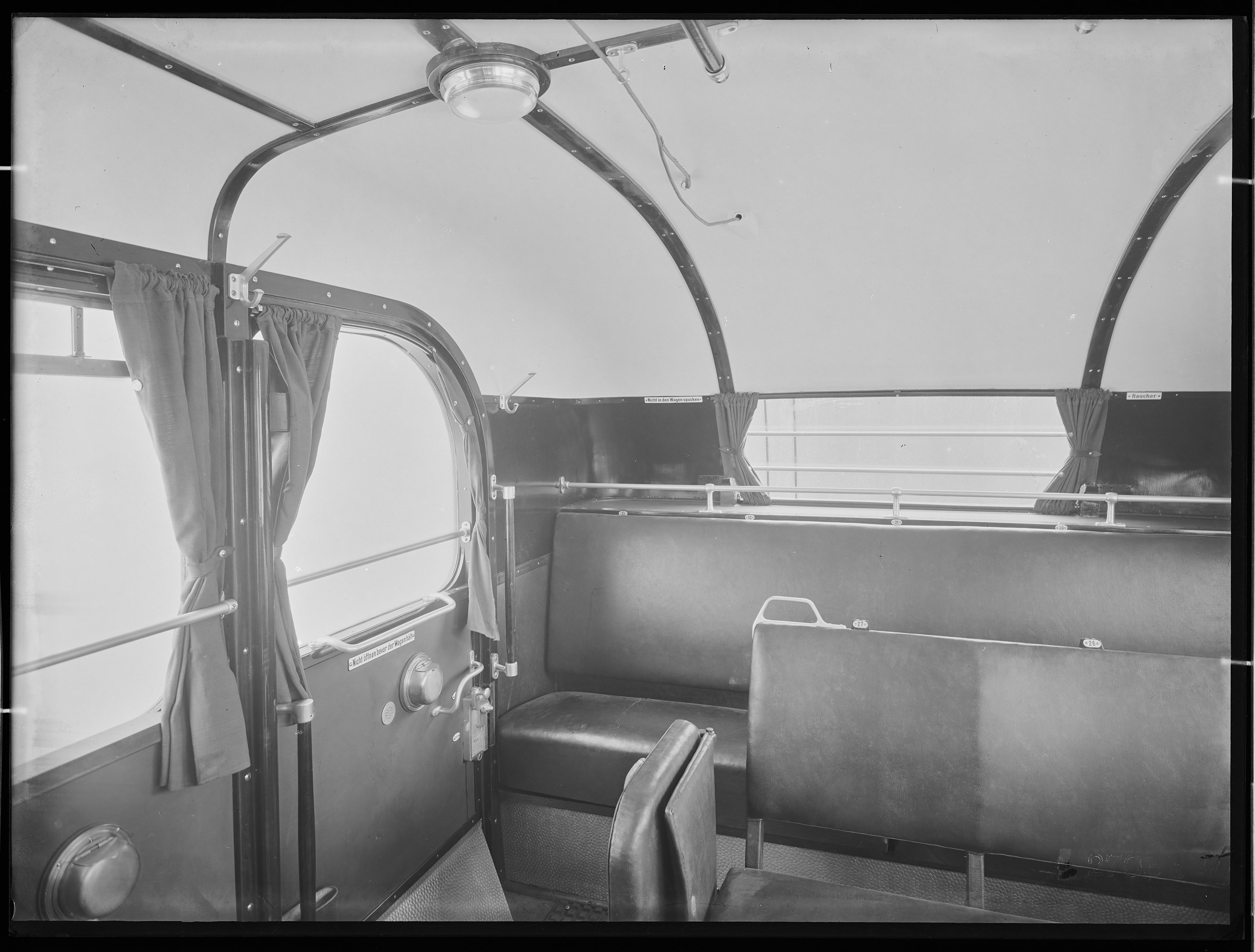 Fotografie: zweiachsiger Omnibus mit Aufbauten (Innenansicht), Raucherabteil des Fahrgastraumes, 1937. Deutsche Reichspost (Verkehrsmuseum Dresden CC BY-NC-SA)