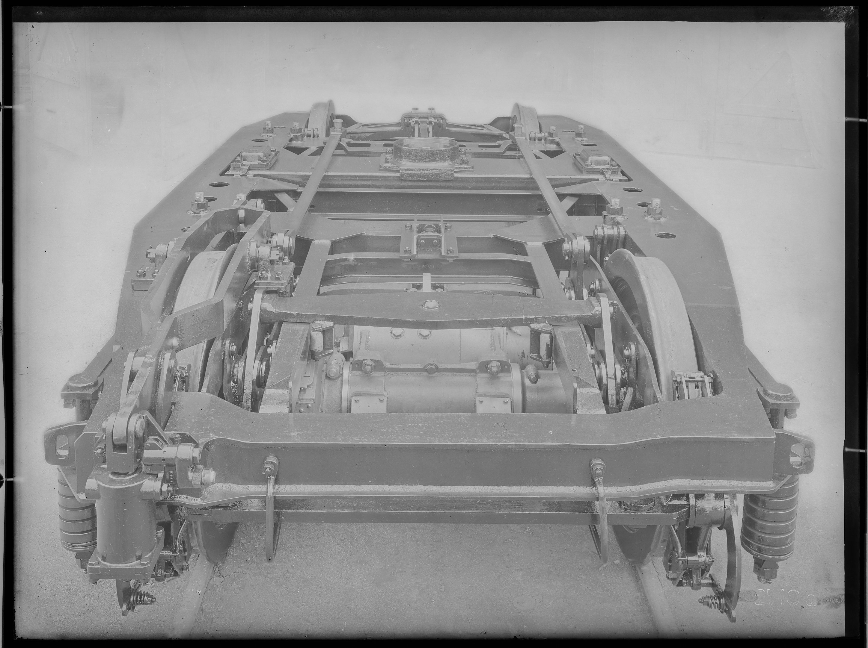 Fotografie: geschweißtes Drehgestell Görlitzer Bauart III schwer mit Druckregler für Dienstzug der Reichsregierung (Draufsicht, Spurweite: 1435 mm), 1 (Verkehrsmuseum Dresden CC BY-NC-SA)