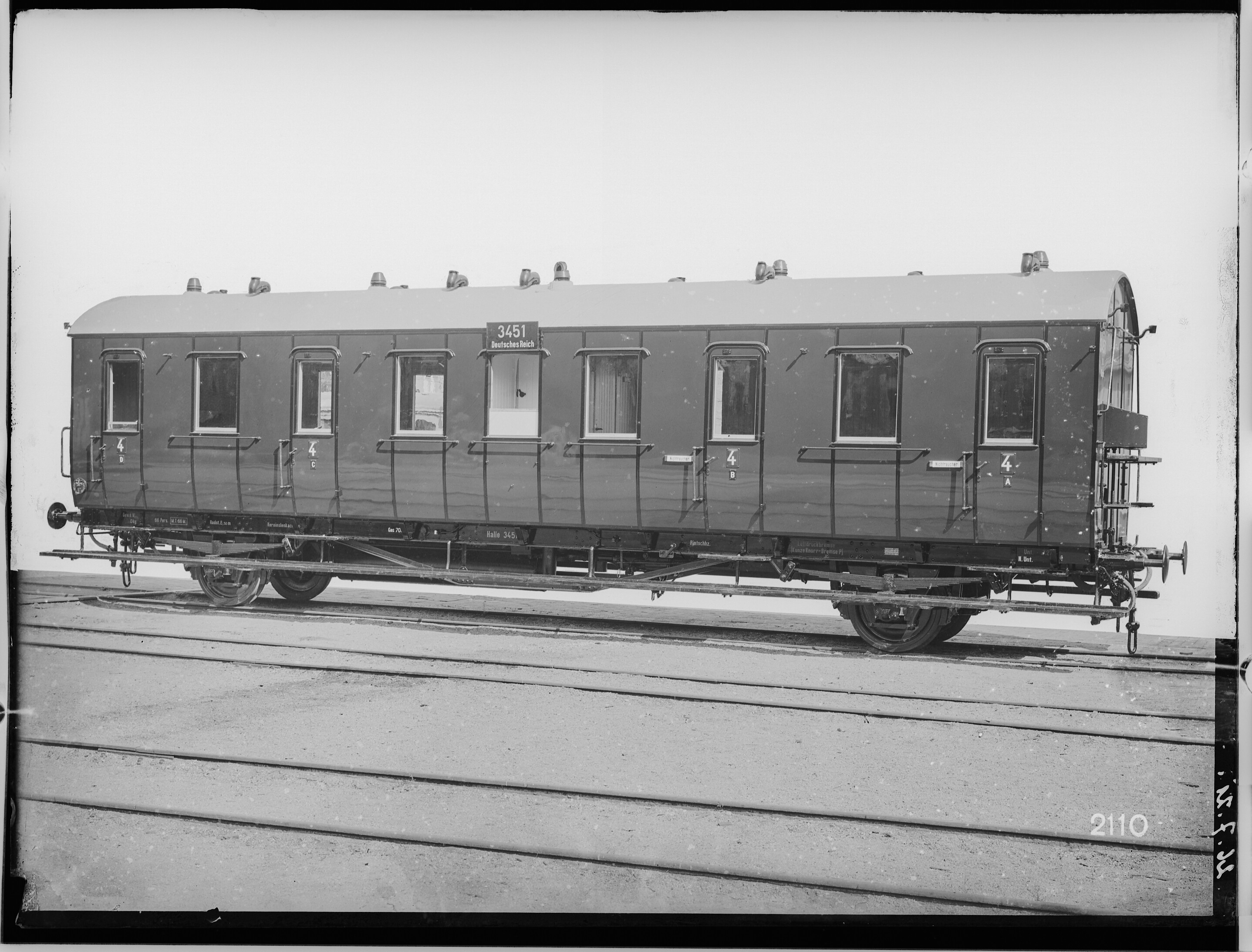 Fotografie: zweiachsiger Abteilwagen vierte Klasse, Einheitsbauart, 1921 (Schenkung der Bombardier Transportation, Werk Görlitz | Eigentum/Sammlung der Verkehrsmuseums Dresden gGmbH CC BY-NC-SA)
