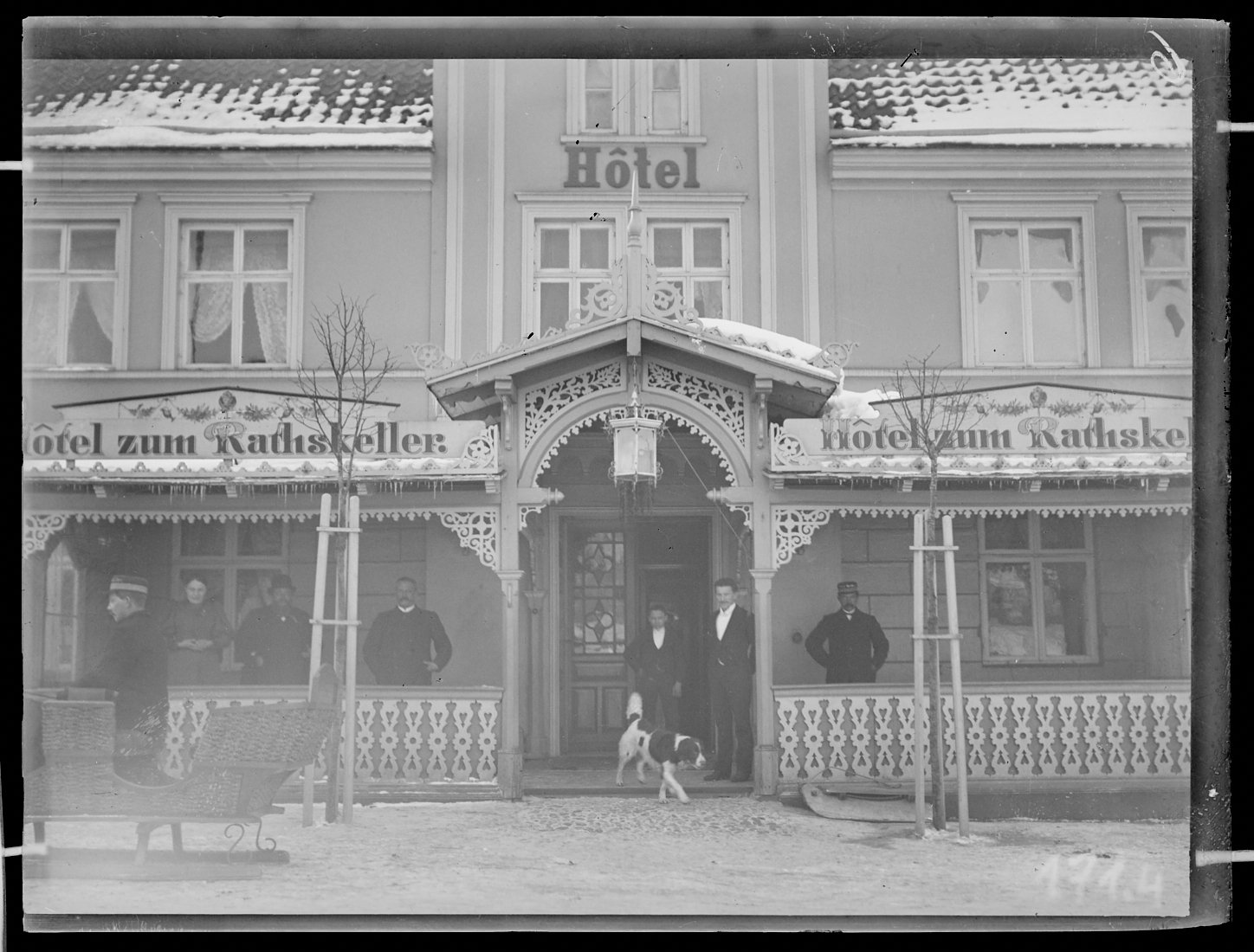 Fotografie: "Hotel zum Rathskeller" mit Personen (Außenansicht), um 1900? (Schenkung der Bombardier Transportation, Werk Görlitz | Eigentum/Sammlung der Verkehrsmuseums Dresden gGmbH CC BY-NC-SA)