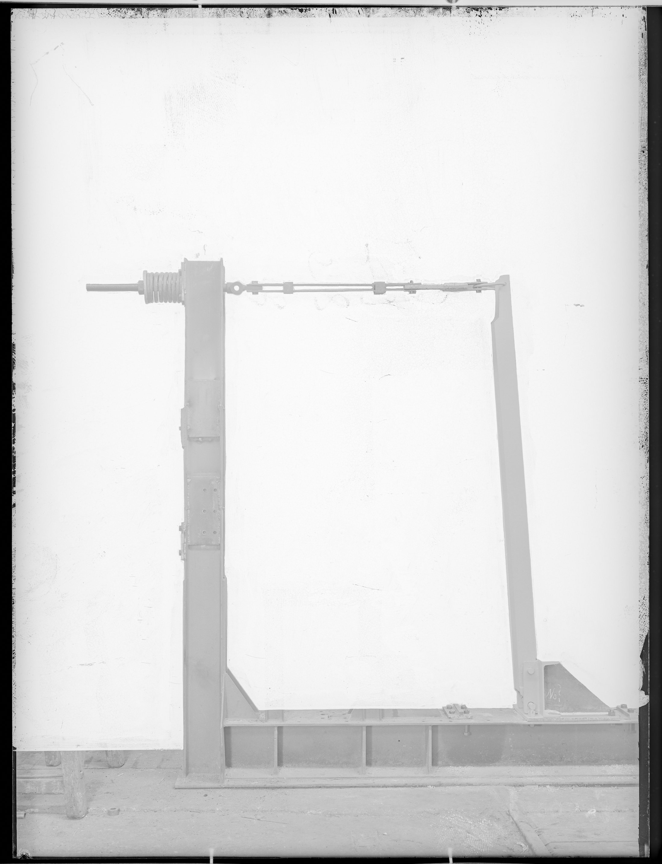 Fotografie: Versuchsaufbau zur Messung von Zugbelastung an eingespanntem Bauteil, 1950. (Schenkung der Bombardier Transportation, Werk Görlitz | Eigentum/Sammlung der Verkehrsmuseums Dresden gGmbH CC BY-NC-SA)