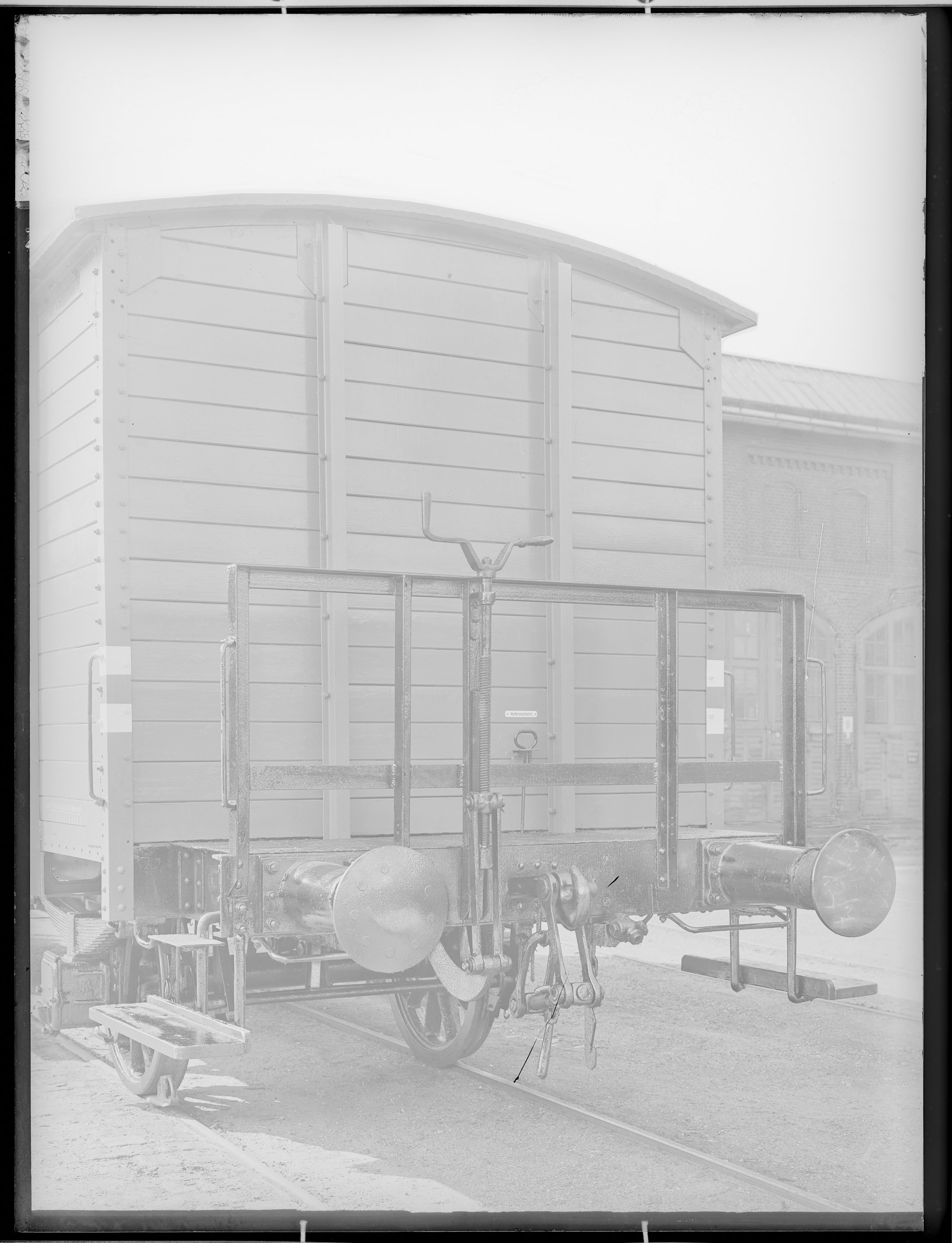 Fotografie: gedeckter Güterwagen mit Bremse (Stirnansicht), um 1915? (Schenkung der Bombardier Transportation, Werk Görlitz | Eigentum/Sammlung der Verkehrsmuseums Dresden gGmbH CC BY-NC-SA)