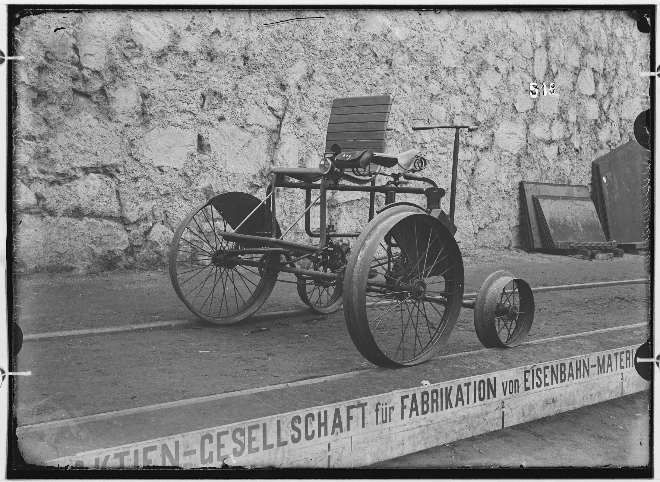 Fotografie: vierrädrige Draisine (Schrägansicht), 1896. (Schenkung der Bombardier Transportation, Werk Görlitz | Eigentum/Sammlung der Verkehrsmuseums Dresden gGmbH CC BY-NC-SA)