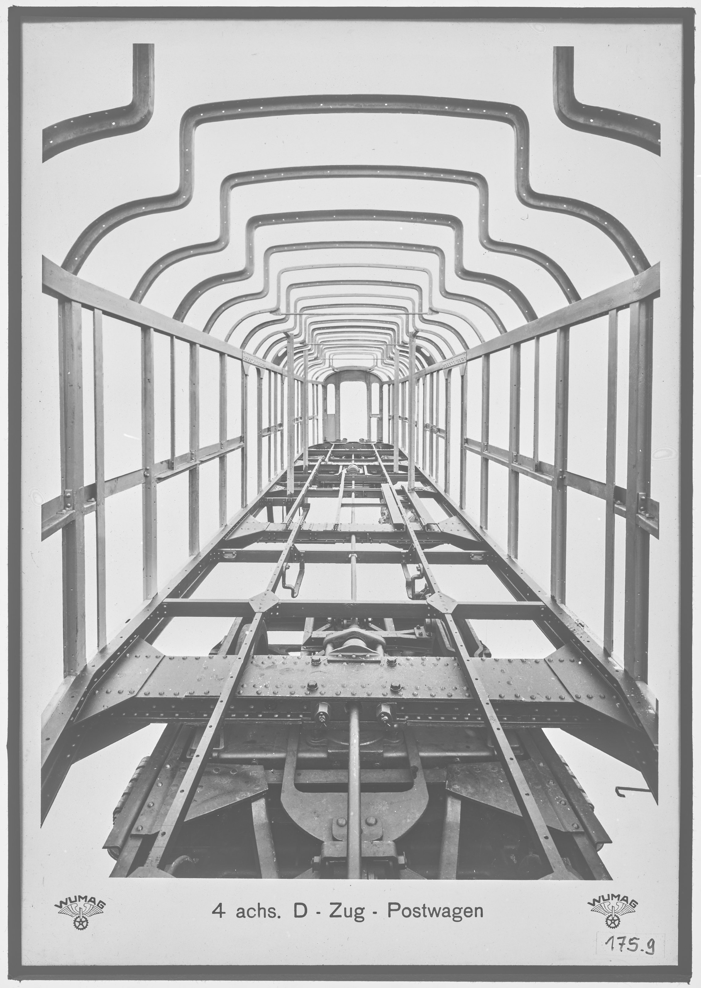 Fotografie: vierachsiger D-Zug-Bahnpostwagen (Innenansicht), Wagenkastengerippe, um 1923? (Schenkung der Bombardier Transportation, Werk Görlitz | Eigentum/Sammlung der Verkehrsmuseums Dresden gGmbH CC BY-NC-SA)