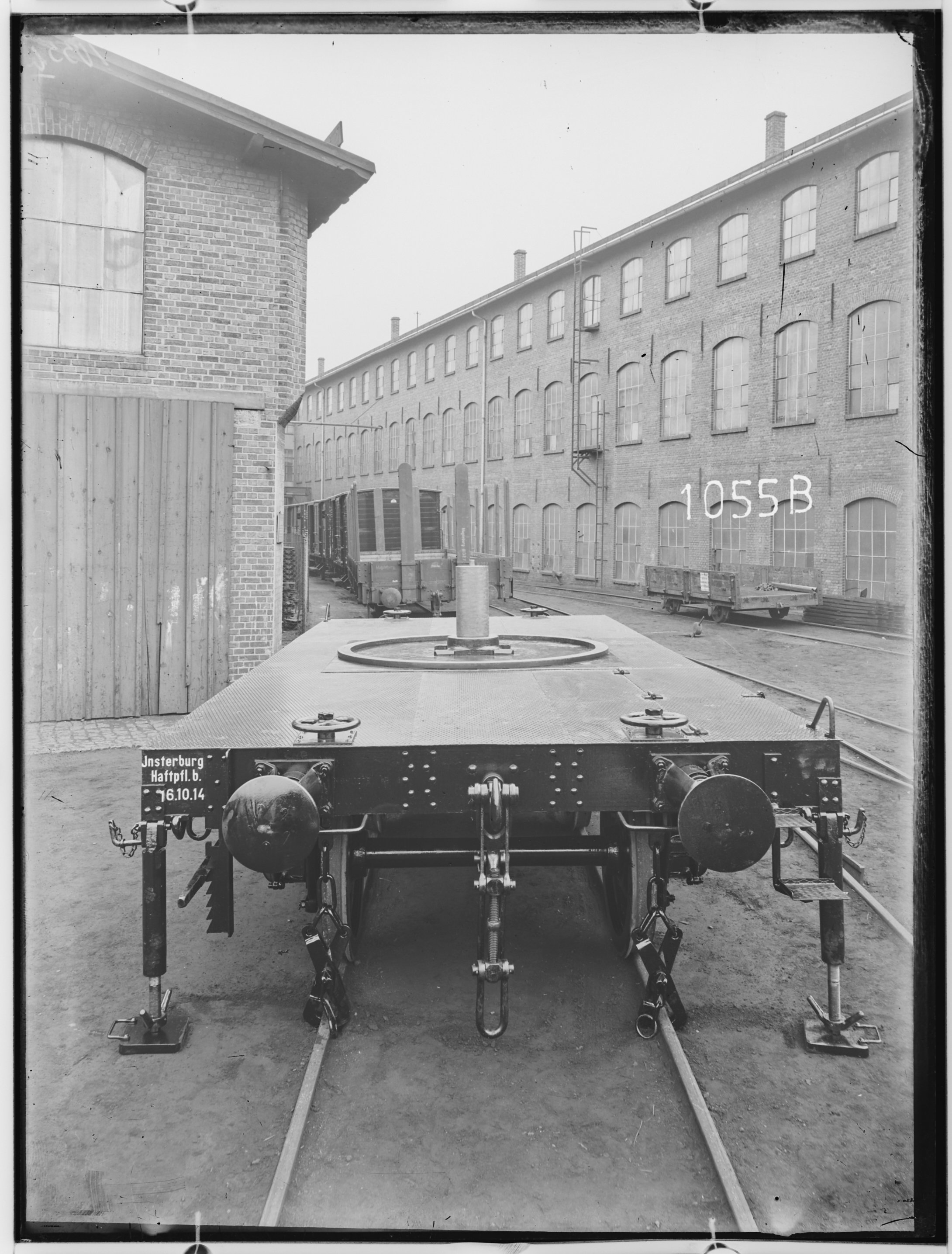 Fotografie: dreiachsiger Kranwagen (Stirnansicht), 1913. J. Becker, Reinickendorf (Schenkung der Bombardier Transportation, Werk Görlitz | Eigentum/Sammlung der Verkehrsmuseums Dresden gGmbH CC BY-NC-SA)