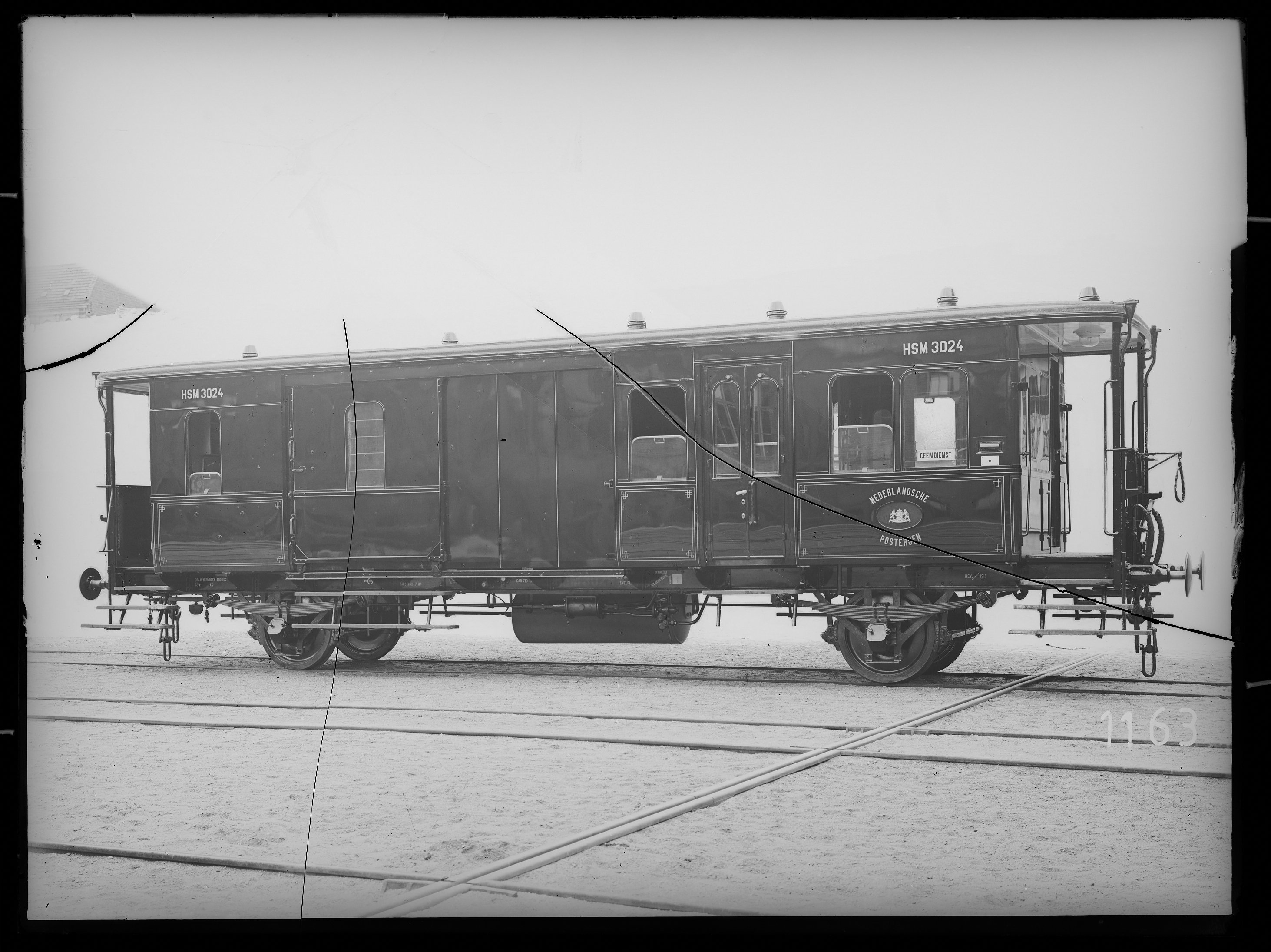 Fotografie: zweiachsiger Post- und Gepäckwagen (Schrägansicht ...