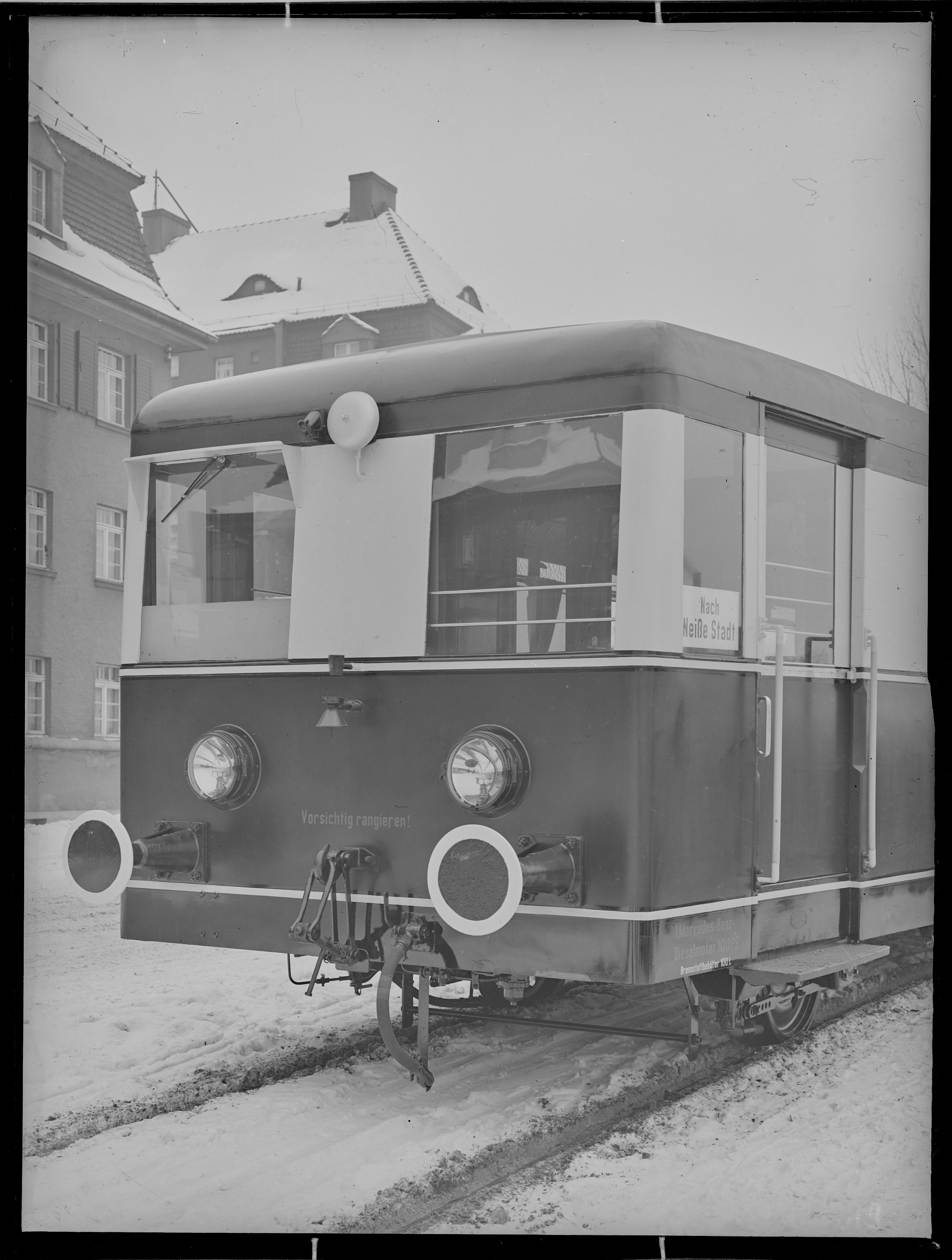 Fotografie: Diesel-Triebwagen, 100 PS (Stirnansicht), um 1930? (Schenkung der Bombardier Transportation, Werk Görlitz | Eigentum/Sammlung der Verkehrsmuseums Dresden gGmbH CC BY-NC-SA)