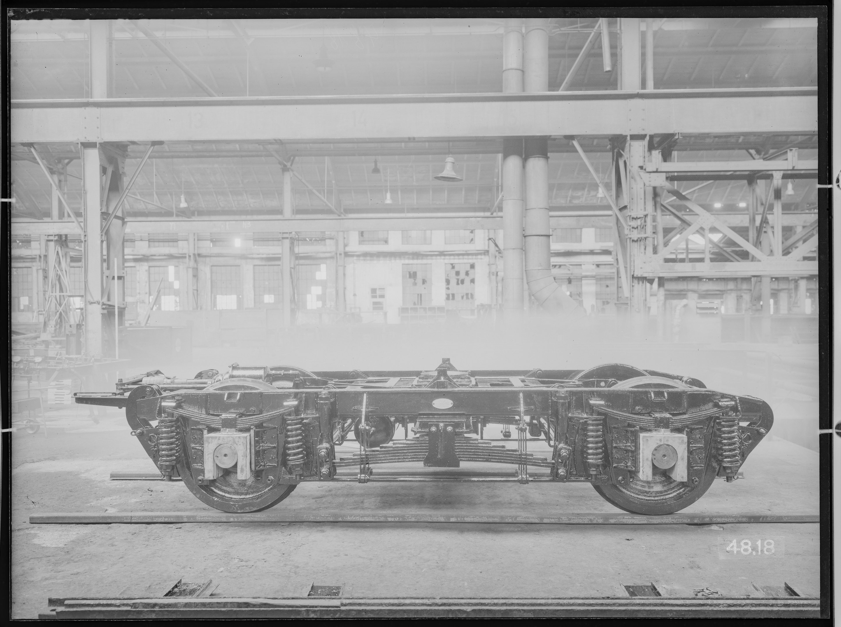 Fotografie: zweiachsiges Drehgestell mit Lichtmaschinenaufhängung (Längsansicht), 1948. (Schenkung der Bombardier Transportation, Werk Görlitz | Eigentum/Sammlung der Verkehrsmuseums Dresden gGmbH CC BY-NC-SA)
