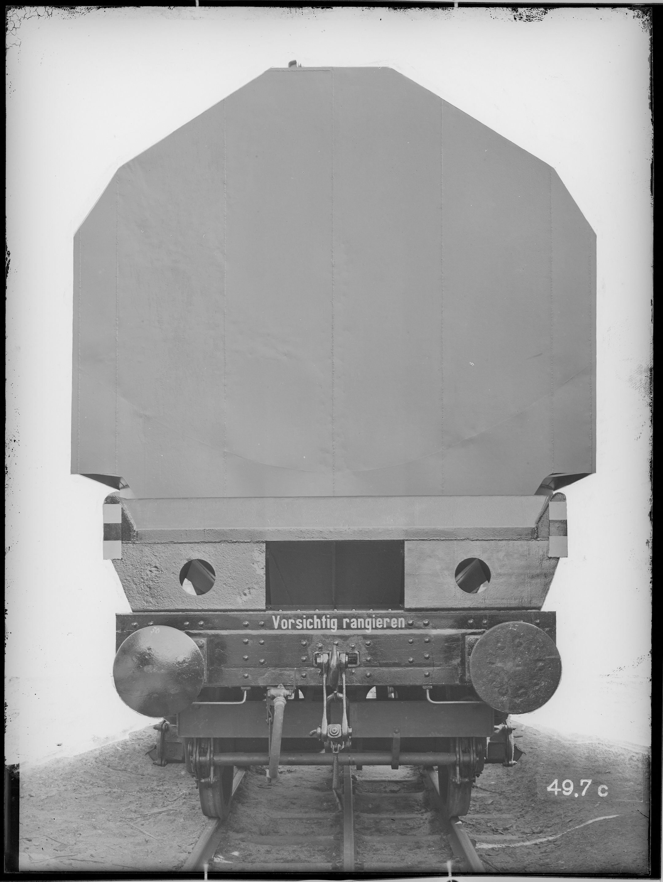 Fotografie: Kübelwagen (Stirnansicht), Nichtbremsende, 1949. (Schenkung der Bombardier Transportation, Werk Görlitz | Eigentum/Sammlung der Verkehrsmuseums Dresden gGmbH CC BY-NC-SA)