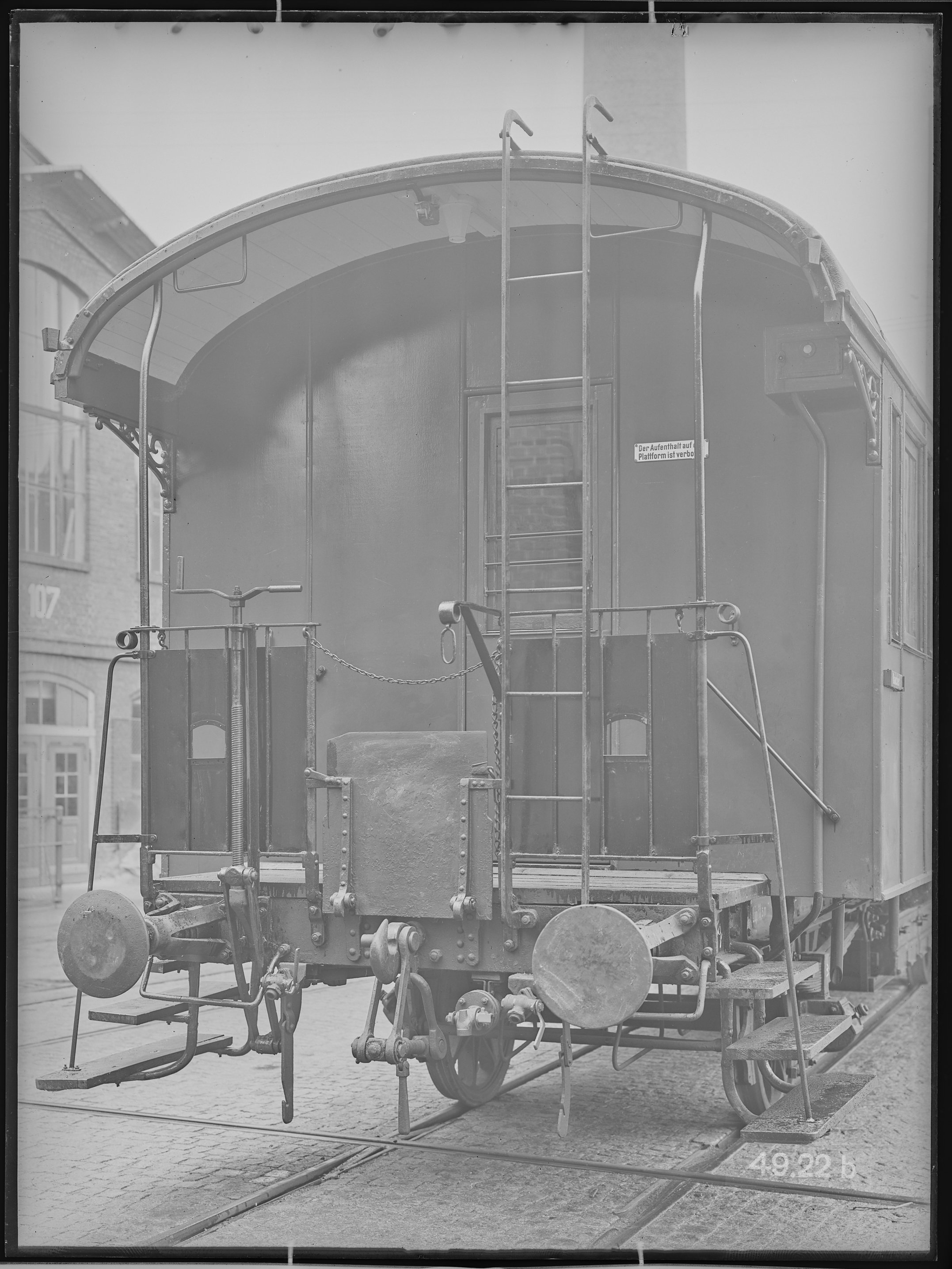 Fotografie: Durchgangswagen, vermutlich Schadwagen-Reparatur (Stirnansicht), Bremsseite, 1949. (Schenkung der Bombardier Transportation, Werk Görlitz | Eigentum/Sammlung der Verkehrsmuseums Dresden gGmbH CC BY-NC-SA)