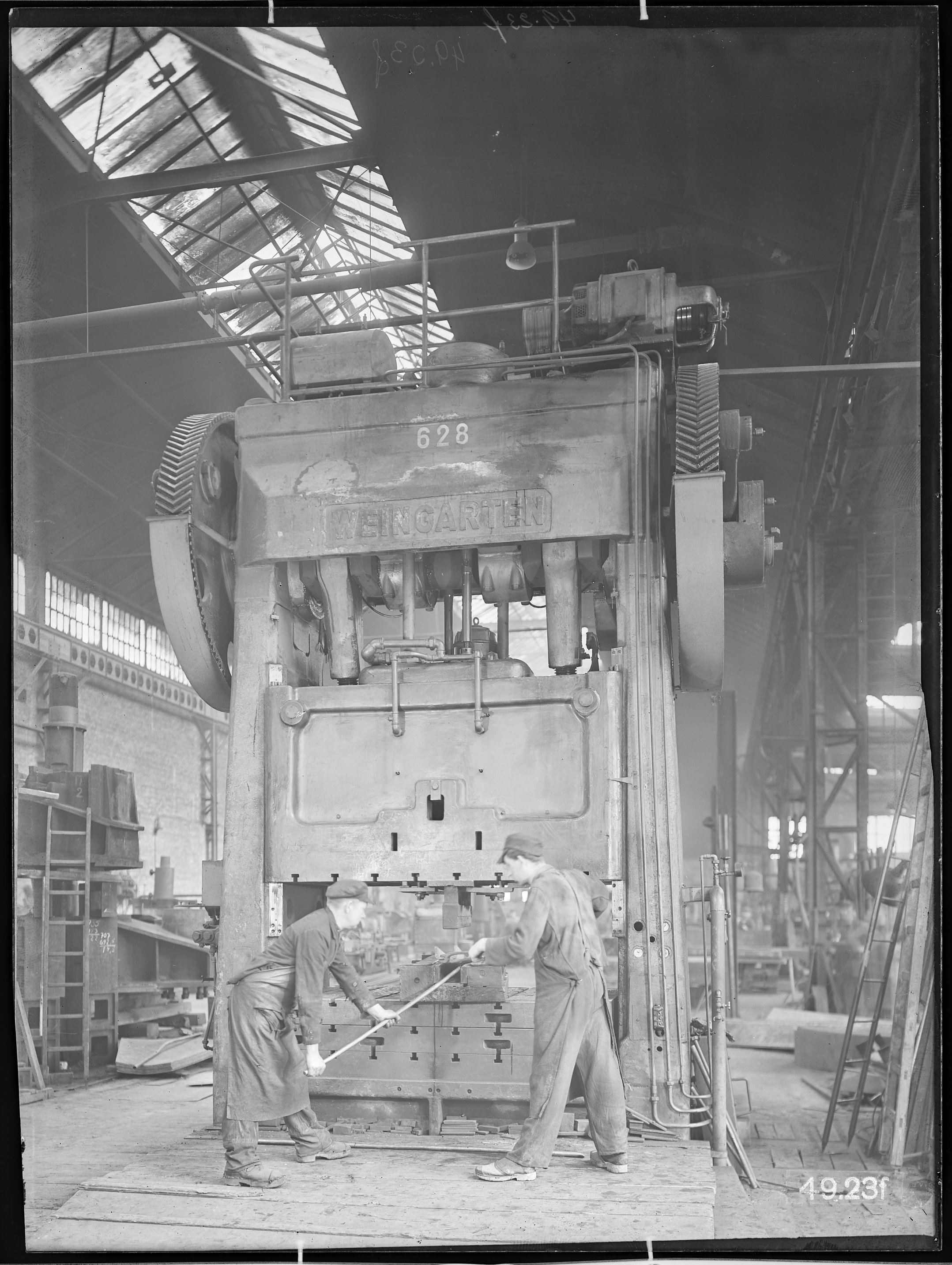 Fotografie: Werkhalle (Innenansicht), zwei Arbeiter bei Arbeit an Maschine, 1949. (Schenkung der Bombardier Transportation, Werk Görlitz | Eigentum/Sammlung der Verkehrsmuseums Dresden gGmbH CC BY-NC-SA)