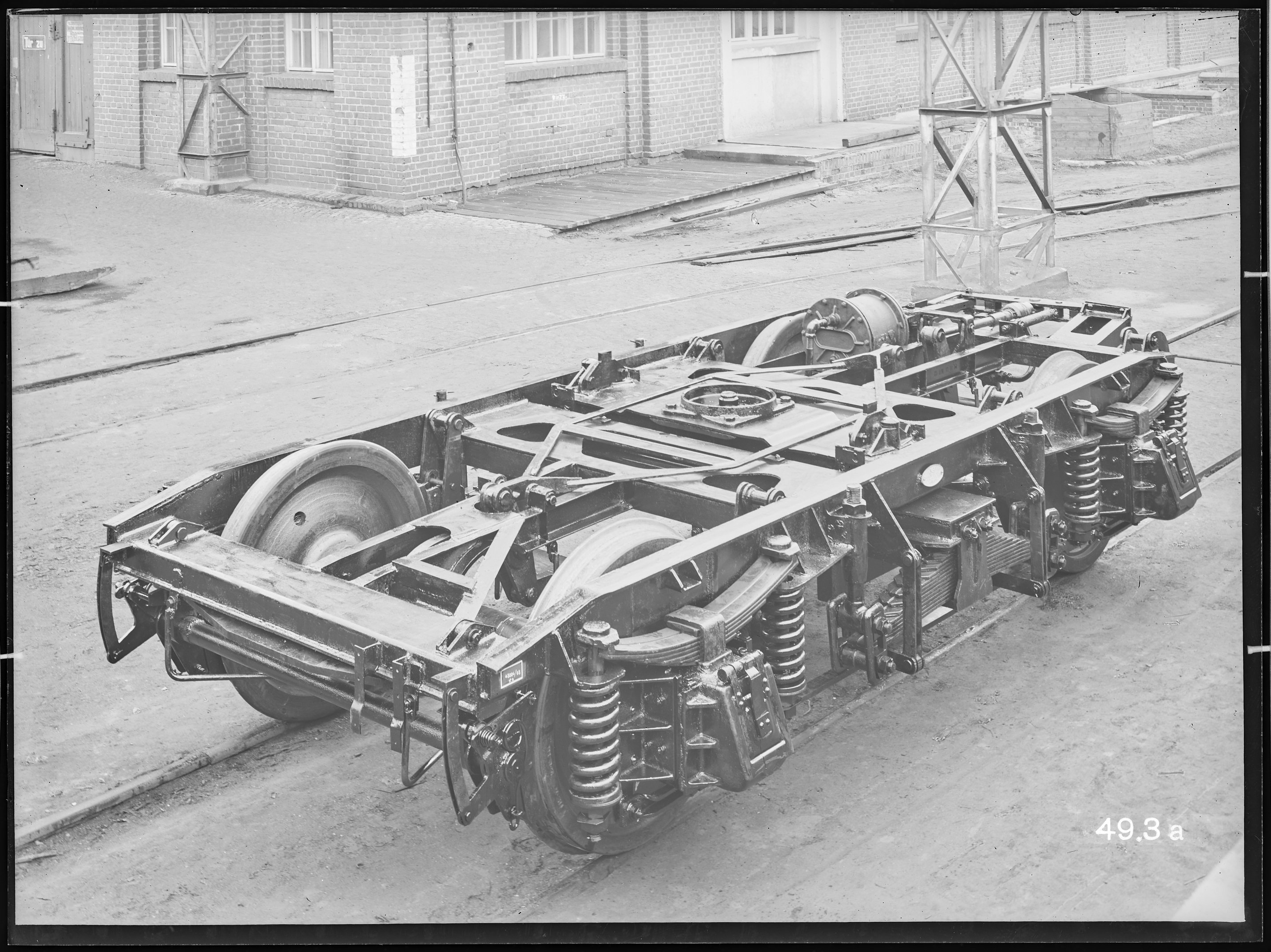 Fotografie: zweiachsiges Drehgestell (Schrägansicht), 1949. (Schenkung der Bombardier Transportation, Werk Görlitz | Eigentum/Sammlung der Verkehrsmuseums Dresden gGmbH CC BY-NC-SA)