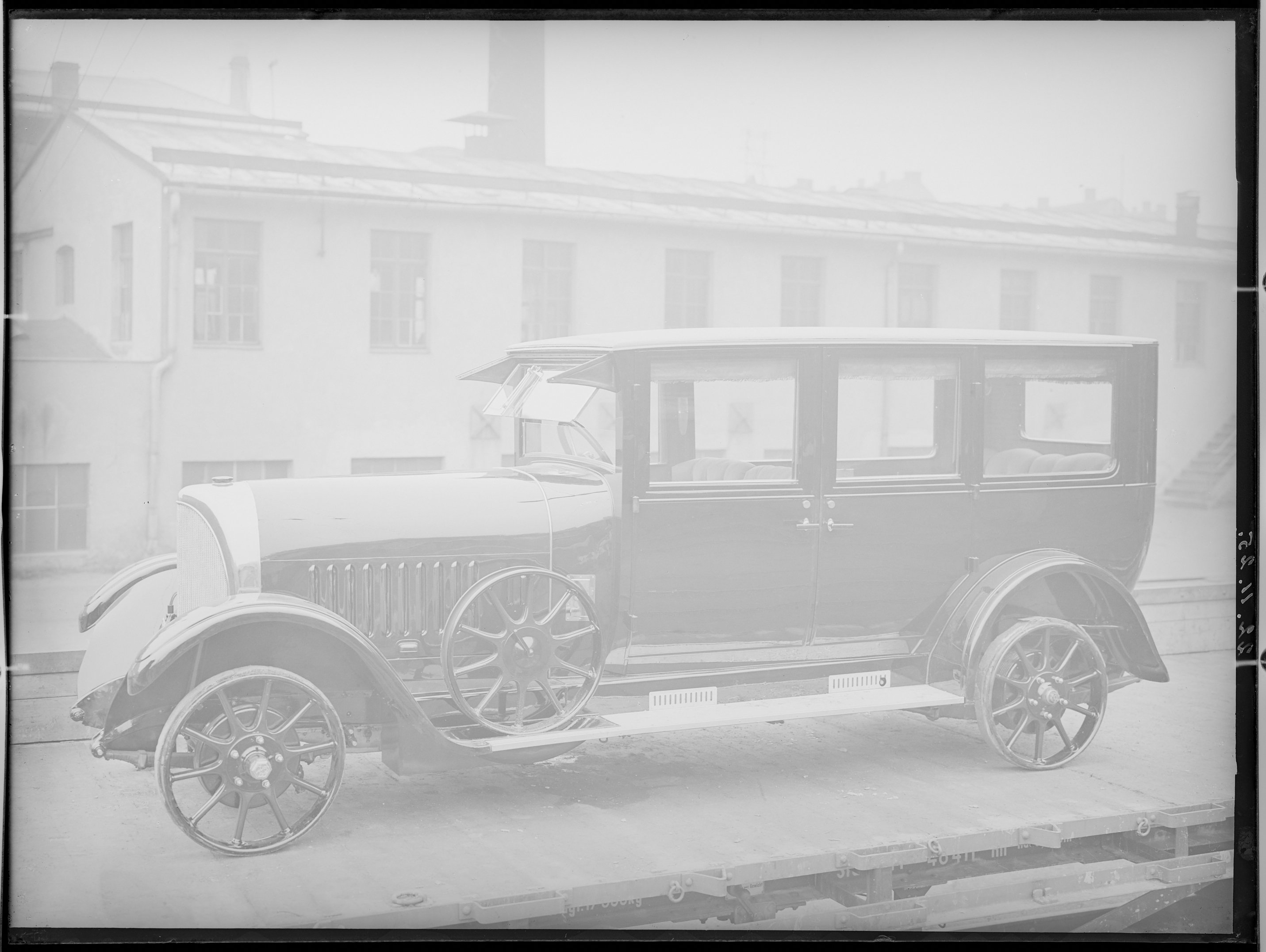 Fotografie: Limousine NAG D4 10/45 PS ohne Bereifung (Längsansicht links), 1925. (Schenkung der Bombardier Transportation, Werk Görlitz | Eigentum/Sammlung der Verkehrsmuseums Dresden gGmbH CC BY-NC-SA)