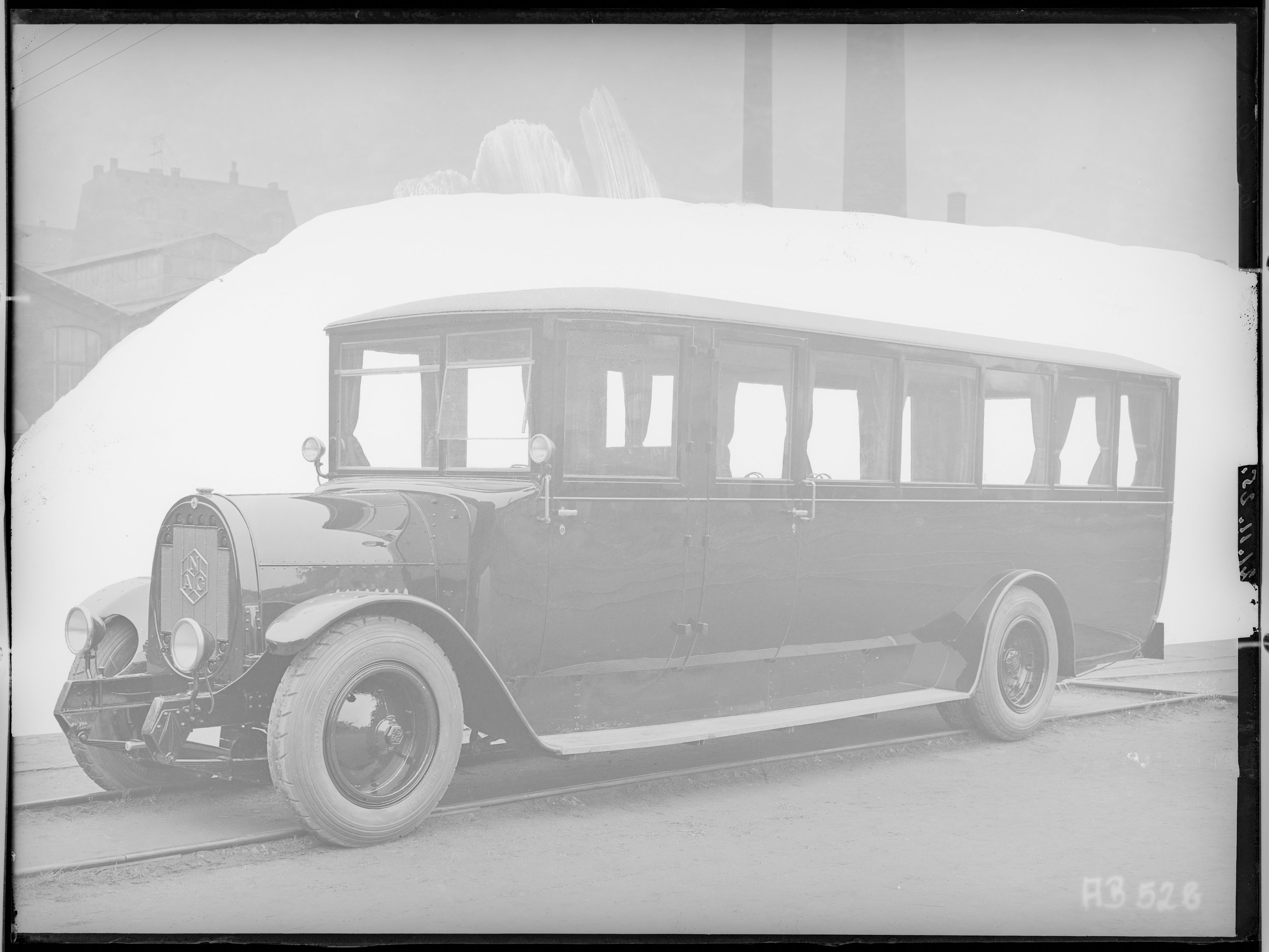 Fotografie: Kraftomnibus Typ NAG mit WUMAG-Karosserie (Schrägansicht, von Frontseite links gesehen), 1925. (Schenkung der Bombardier Transportation, Werk Görlitz | Eigentum/Sammlung der Verkehrsmuseums Dresden gGmbH CC BY-NC-SA)
