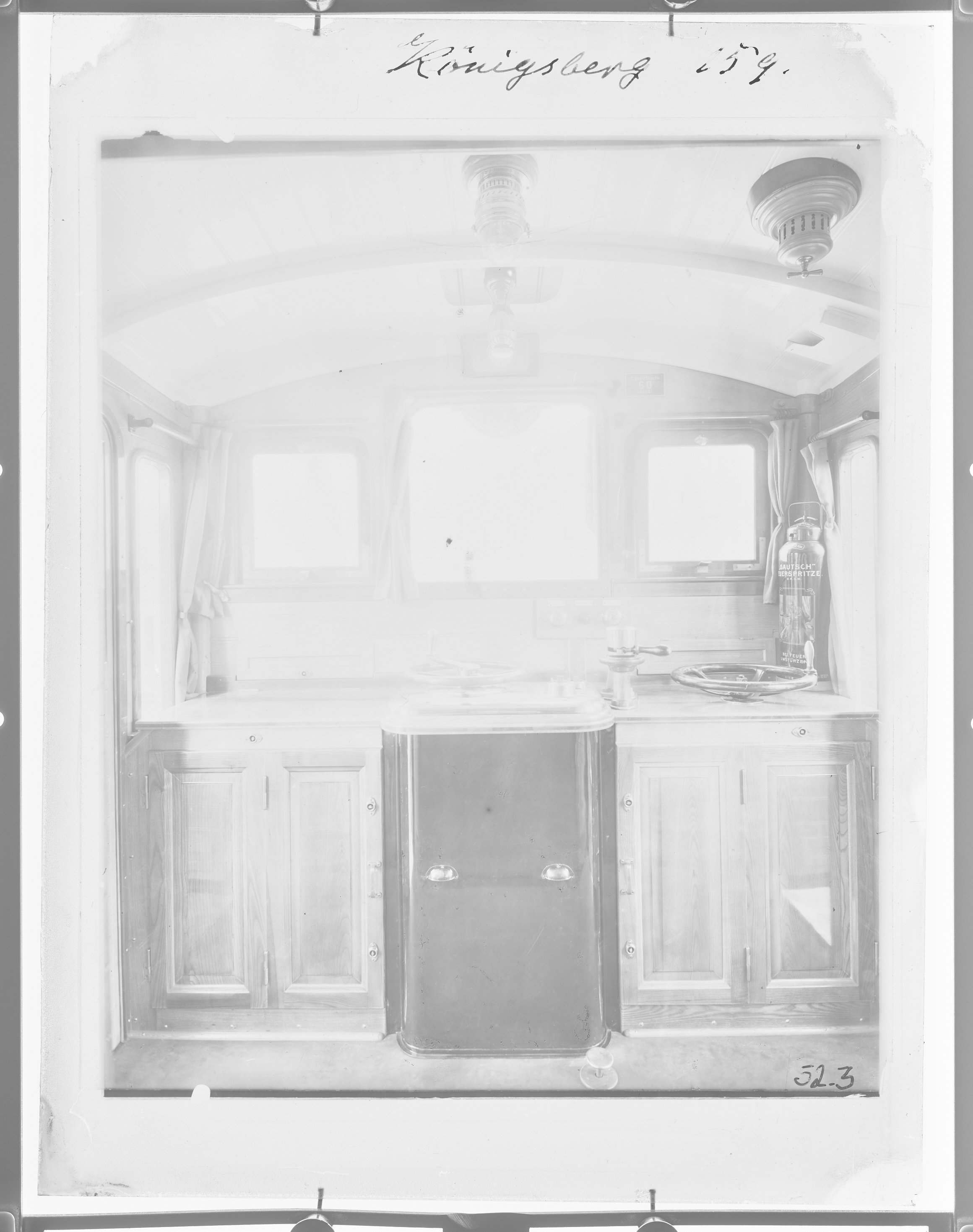 Fotografie: Akkumulatortriebwagen (Innenansicht), Führerstandsraum, 1910. (Schenkung der Bombardier Transportation, Werk Görlitz | Eigentum/Sammlung der Verkehrsmuseums Dresden gGmbH CC BY-NC-SA)
