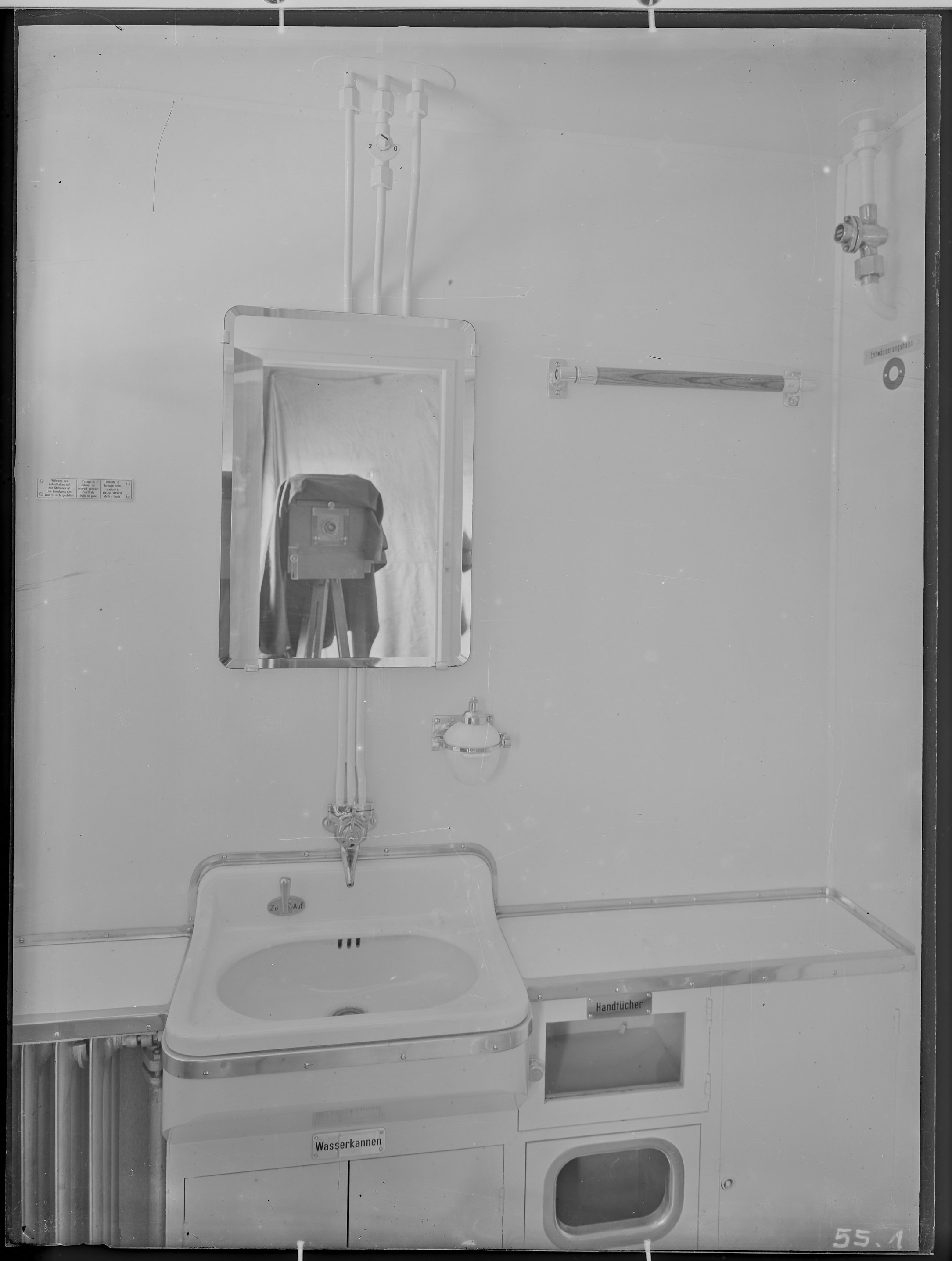 Fotografie: D-Zugwagen (Innenansicht), Toilettenraum mit Spiegelbild der Foto-Kamera auf Stativ, um 1941? (Schenkung der Bombardier Transportation, Werk Görlitz | Eigentum/Sammlung der Verkehrsmuseums Dresden gGmbH CC BY-NC-SA)