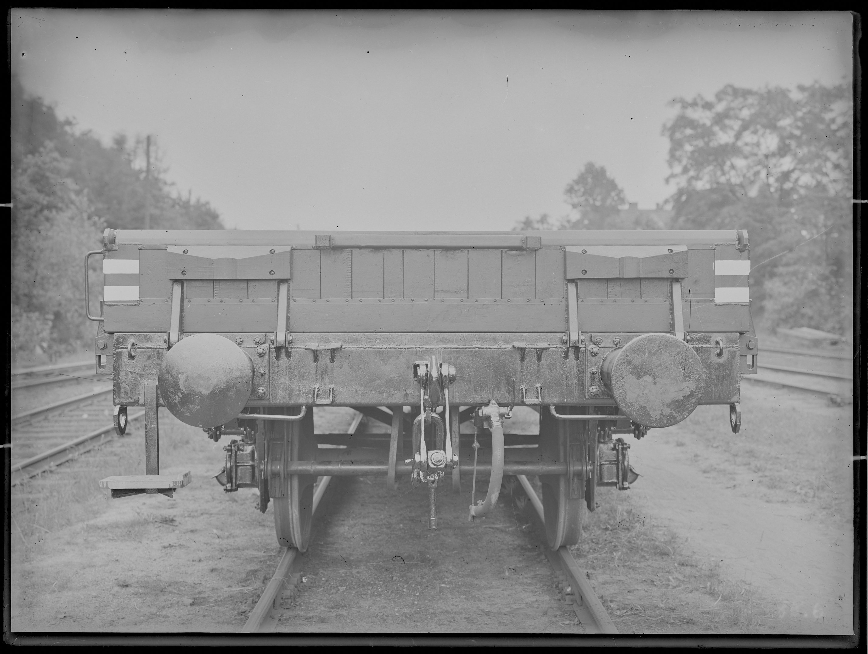 Fotografie: offener Güterwagen (Stirnansicht), um 1915? (Schenkung der Bombardier Transportation, Werk Görlitz | Eigentum/Sammlung der Verkehrsmuseums Dresden gGmbH CC BY-NC-SA)