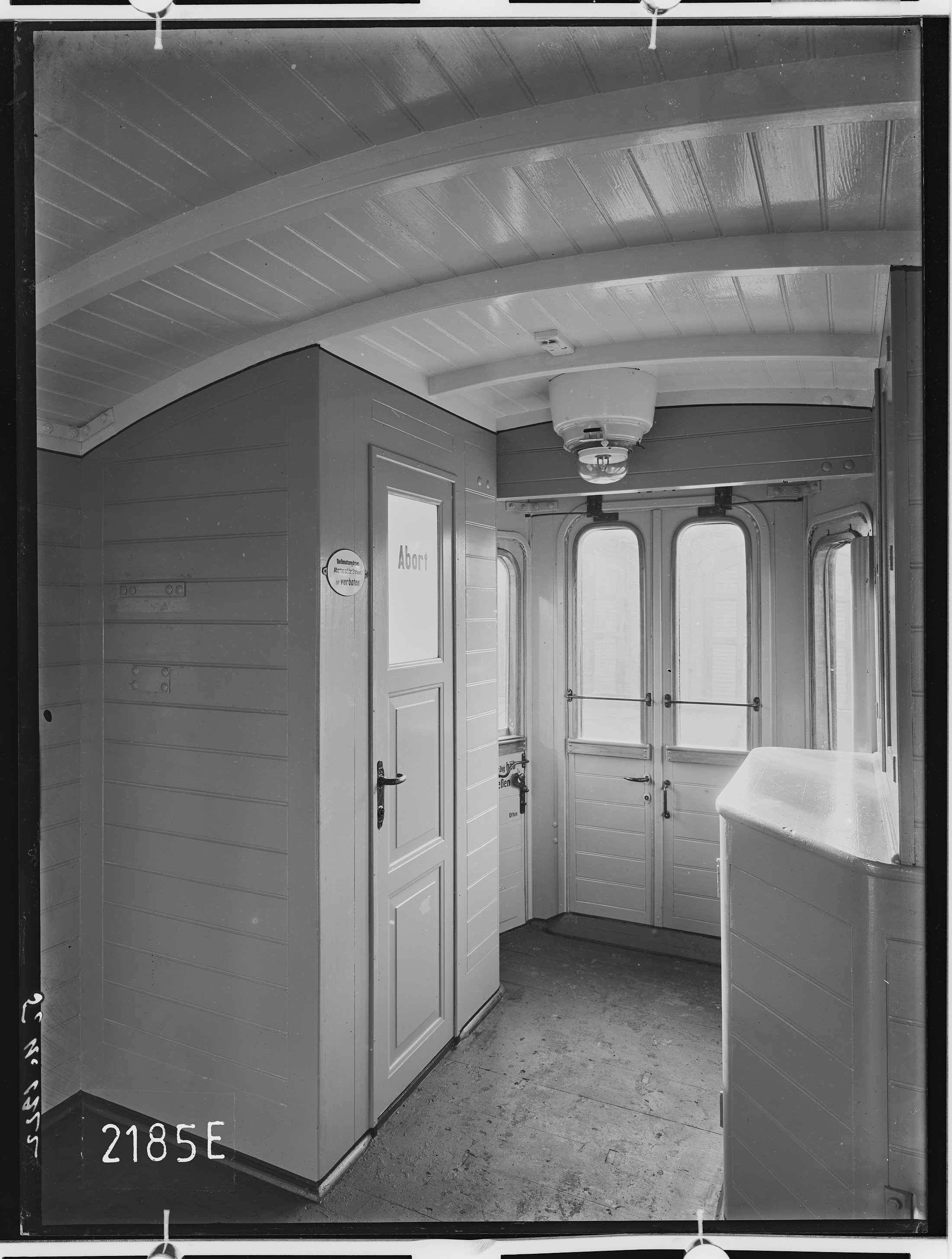 Fotografie: dreiachsiger Personenzug-Gepäckwagen, Gattung Pi (Innenansicht, Spurweite: 1435 mm), Vorraum mit Toilettenraum, Blick zur Tür, 1922 (Verkehrsmuseum Dresden CC BY-NC-SA)