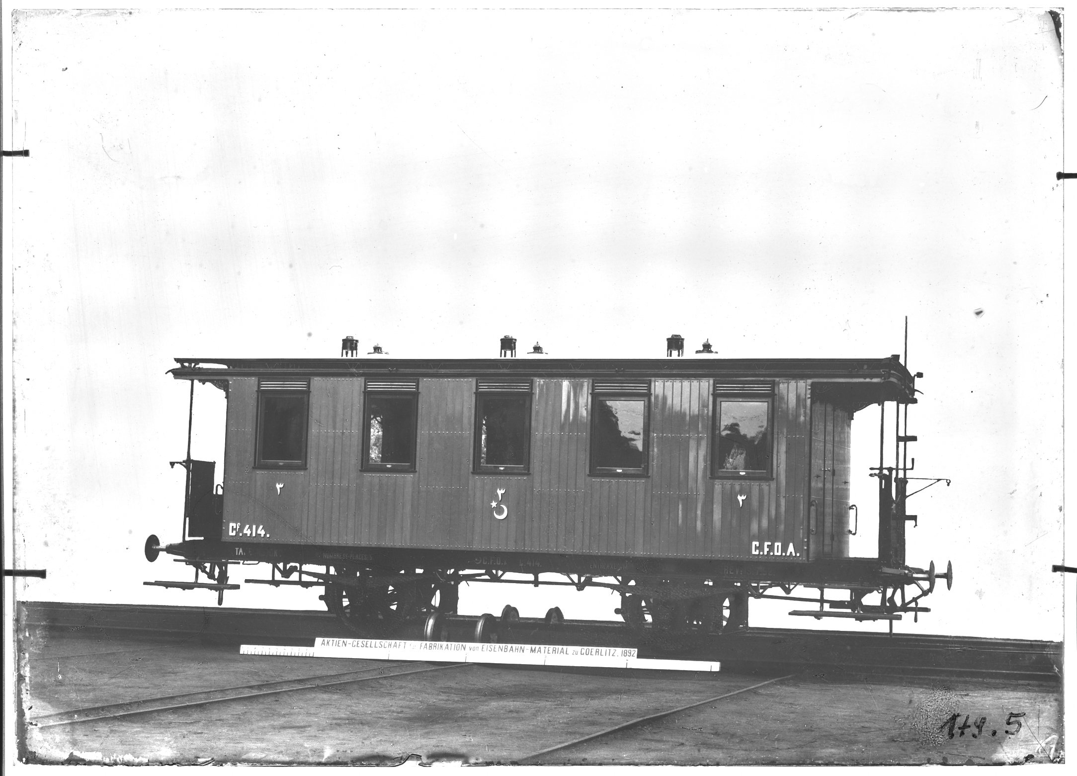 Fotografie: zweiachsiger Personenwagen dritter Klasse mit Handbremse (Längsansicht, Spurweite: 1435 mm), 1892. Anatolische Eisenbahngesellschaft – Soc (Verkehrsmuseum Dresden CC BY-NC-SA)