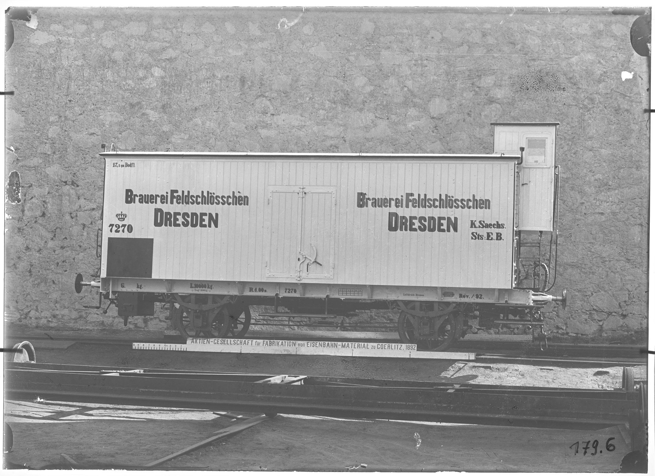 Fotografie: zweiachsiger Biertransportwagen mit Bremserhaus (Längsansicht), 1892. Brauerei Feldschlösschen Dresden (Verkehrsmuseum Dresden CC BY-NC-SA)