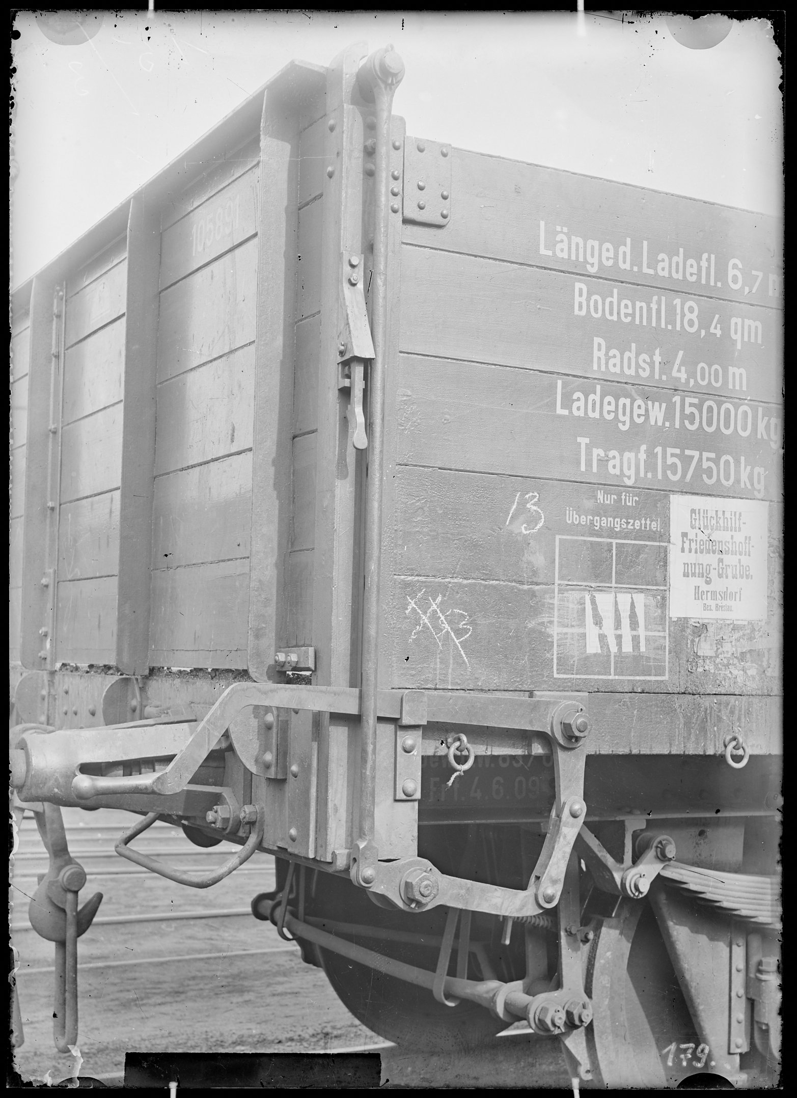 Fotografie: offener Güterwagen (Schrägansicht), Wagenfront über Achse, 1910. Glückhilf-Friedenshoffnung-Grube Hermsdorf Bez. Breslau? (Verkehrsmuseum Dresden CC BY-NC-SA)