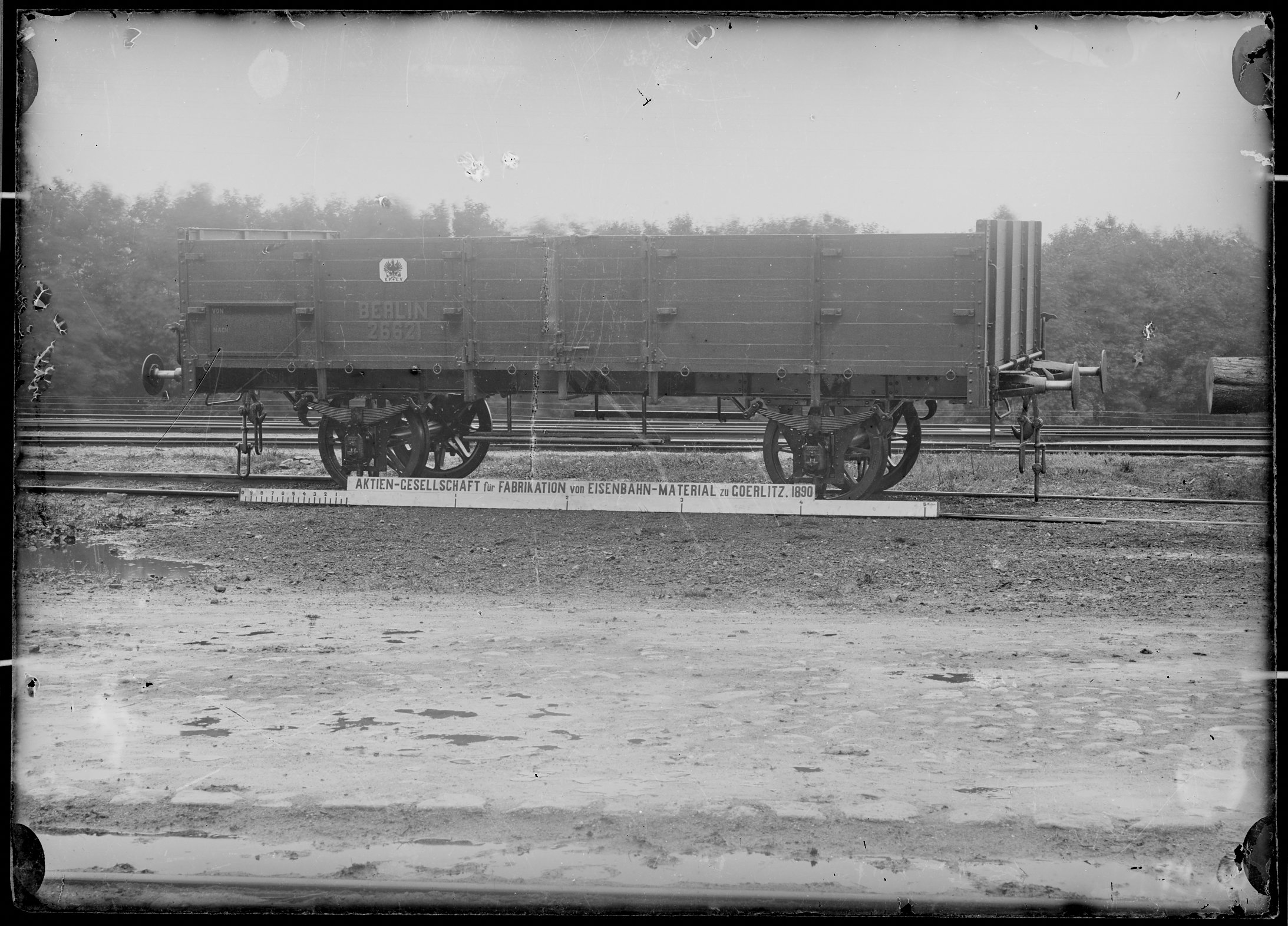 Fotografie: zweiachsiger offener Güterwagen (Längsansicht), Königlich Preußische Eisenbahn-Verwaltung (K.P.E.V.)? (Verkehrsmuseum Dresden CC BY-NC-SA)