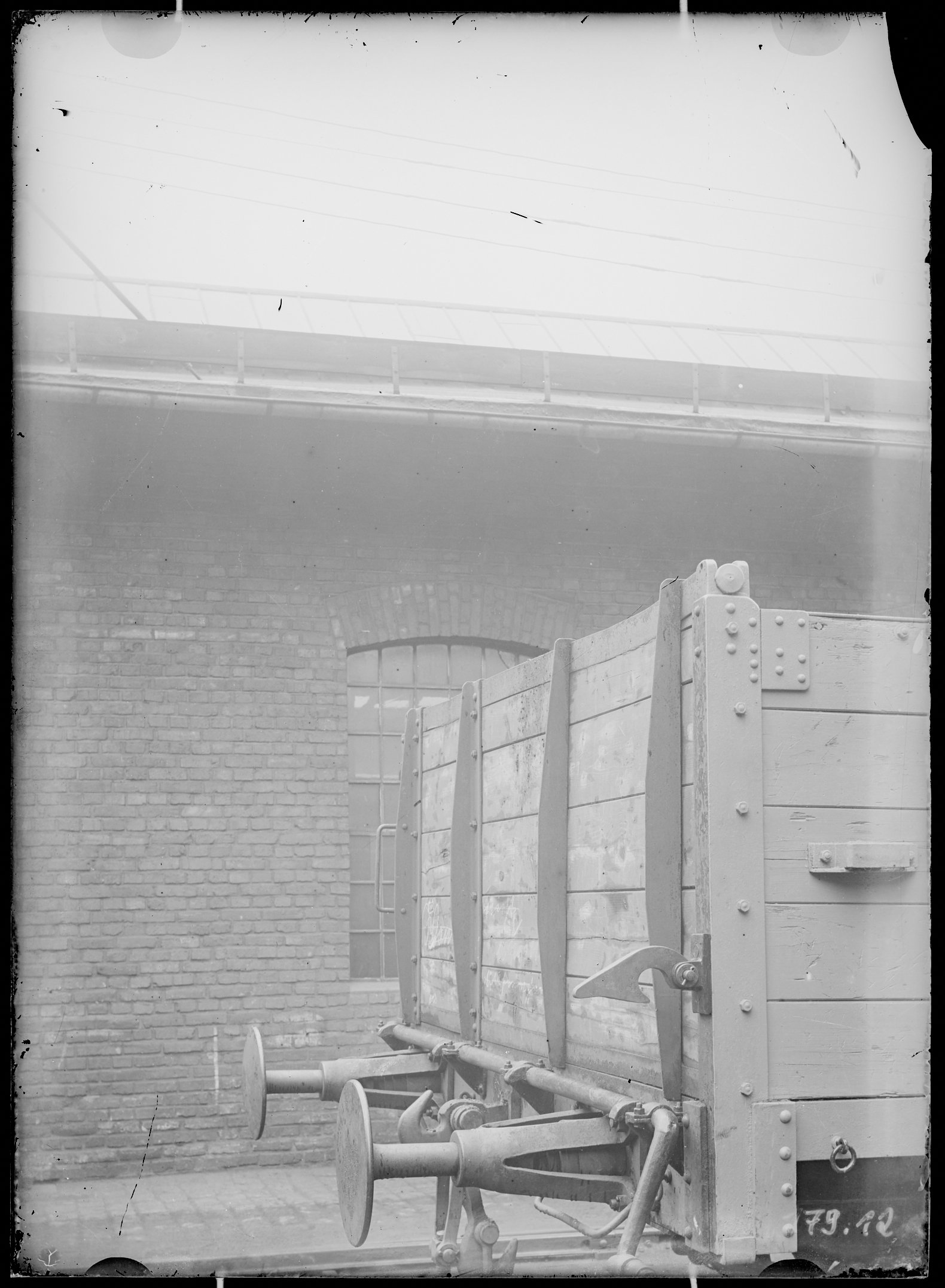 Fotografie: offener Güterwagen (Schrägansicht), Pufferende, Stirnseitentürverschluss gelöst, 1910? (Verkehrsmuseum Dresden CC BY-NC-SA)