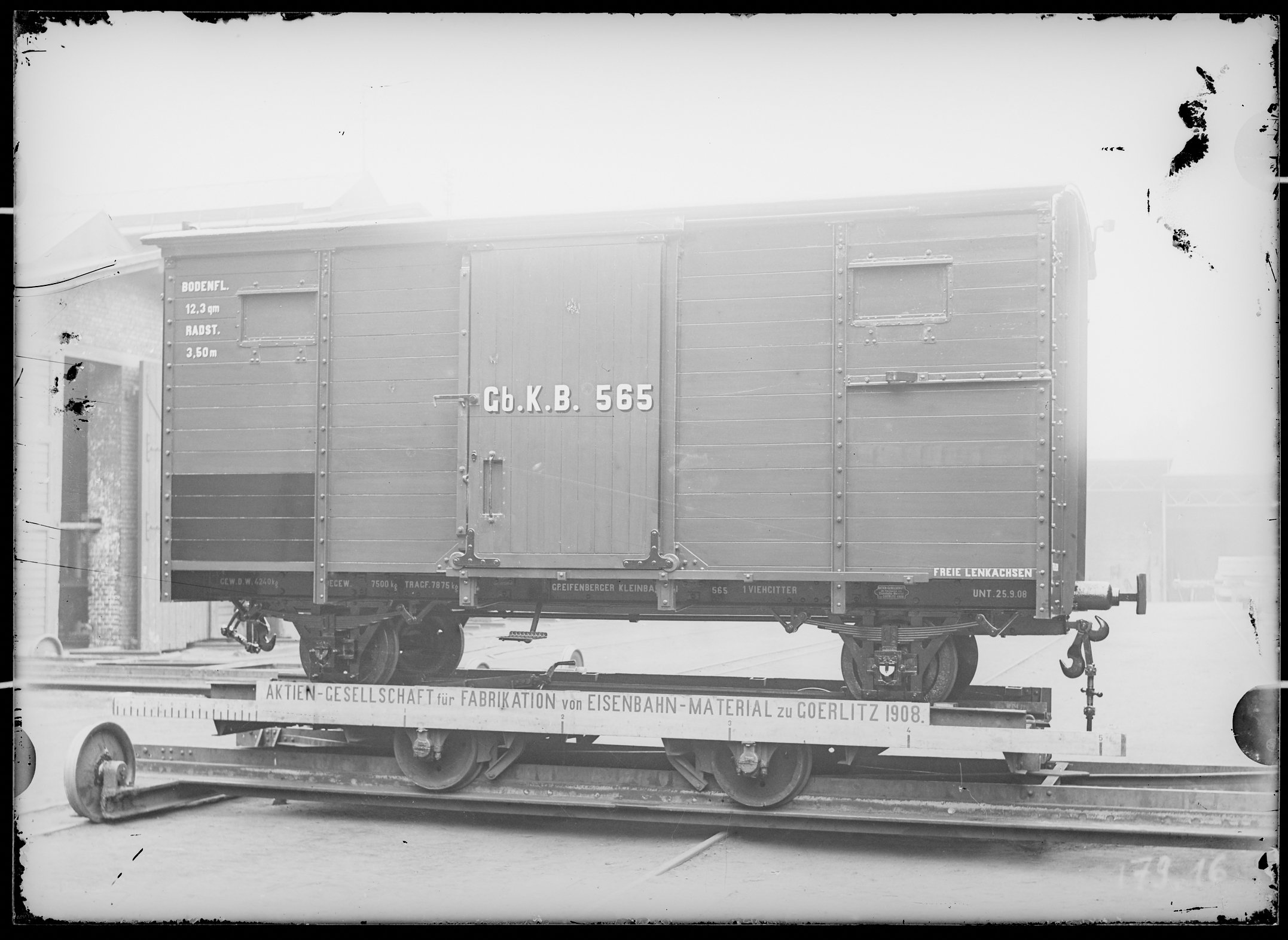 Fotografie: zweiachsiger gedeckter Güterwagen für Greifenberger Kleinbahn (Längsansicht, Spurweite: 1000 mm), 1908. Greifenberger Kleinbahnen AG? (Verkehrsmuseum Dresden CC BY-NC-SA)