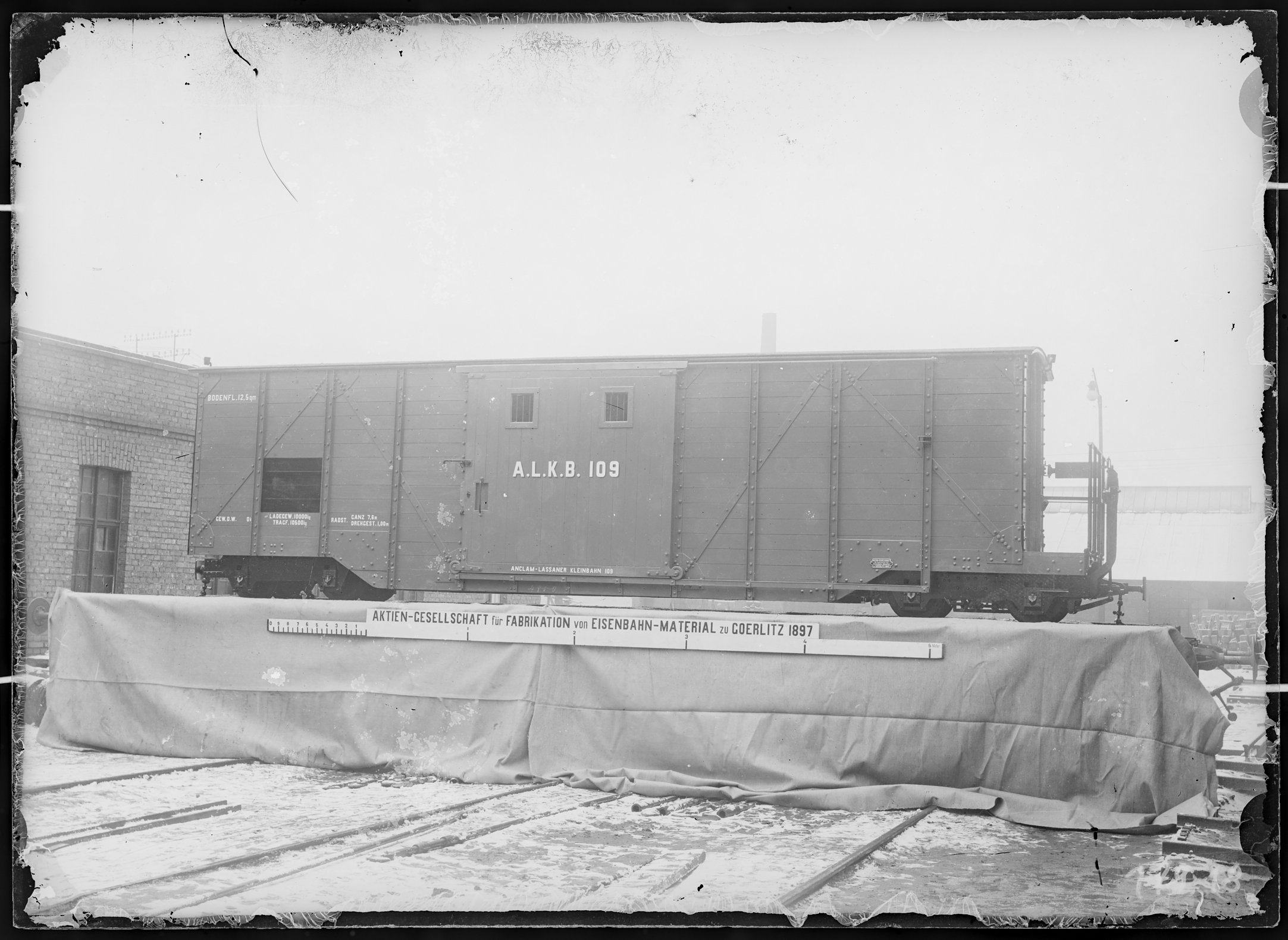 Fotografie: vierachsiger gedeckter Kleinbahn-Güterwagen, Gattung GG, Möbeltransport-Güterwagen (Längsansicht, Spurweite: 600 mm), 1897. Anklam-Lassane (Verkehrsmuseum Dresden CC BY-NC-SA)