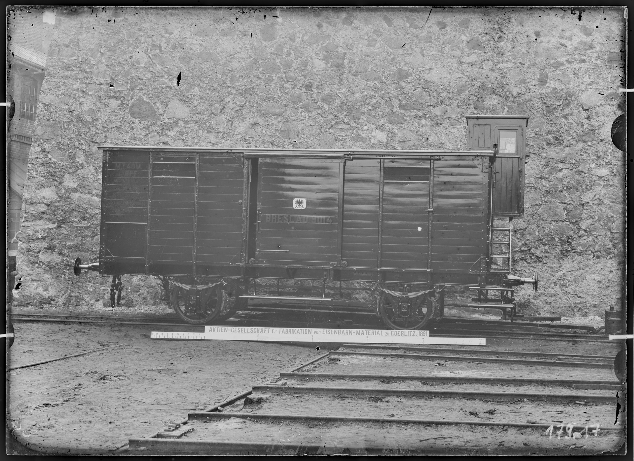 Fotografie: zweiachsiger gedeckter Güterwagen mit Bremserhaus (Längsansicht), 1891. Königlich Preußische Eisenbahn-Verwaltung (K.P.E.V.)? (Verkehrsmuseum Dresden CC BY-NC-SA)