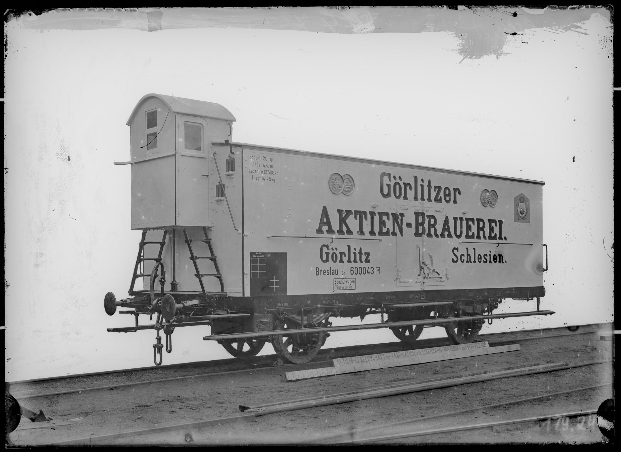 Fotografie: zweiachsiger Spezialwagen für Biertransport mit Bremserhaus, Gattung Gn, Privatgüterwagen (Schrägansicht), 1910. Görlitzer Aktien-Brauerei (Verkehrsmuseum Dresden CC BY-NC-SA)